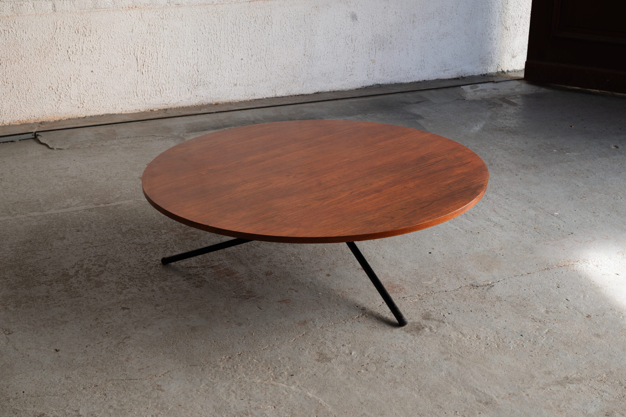 Table ronde élévatrice par Jürg Bally