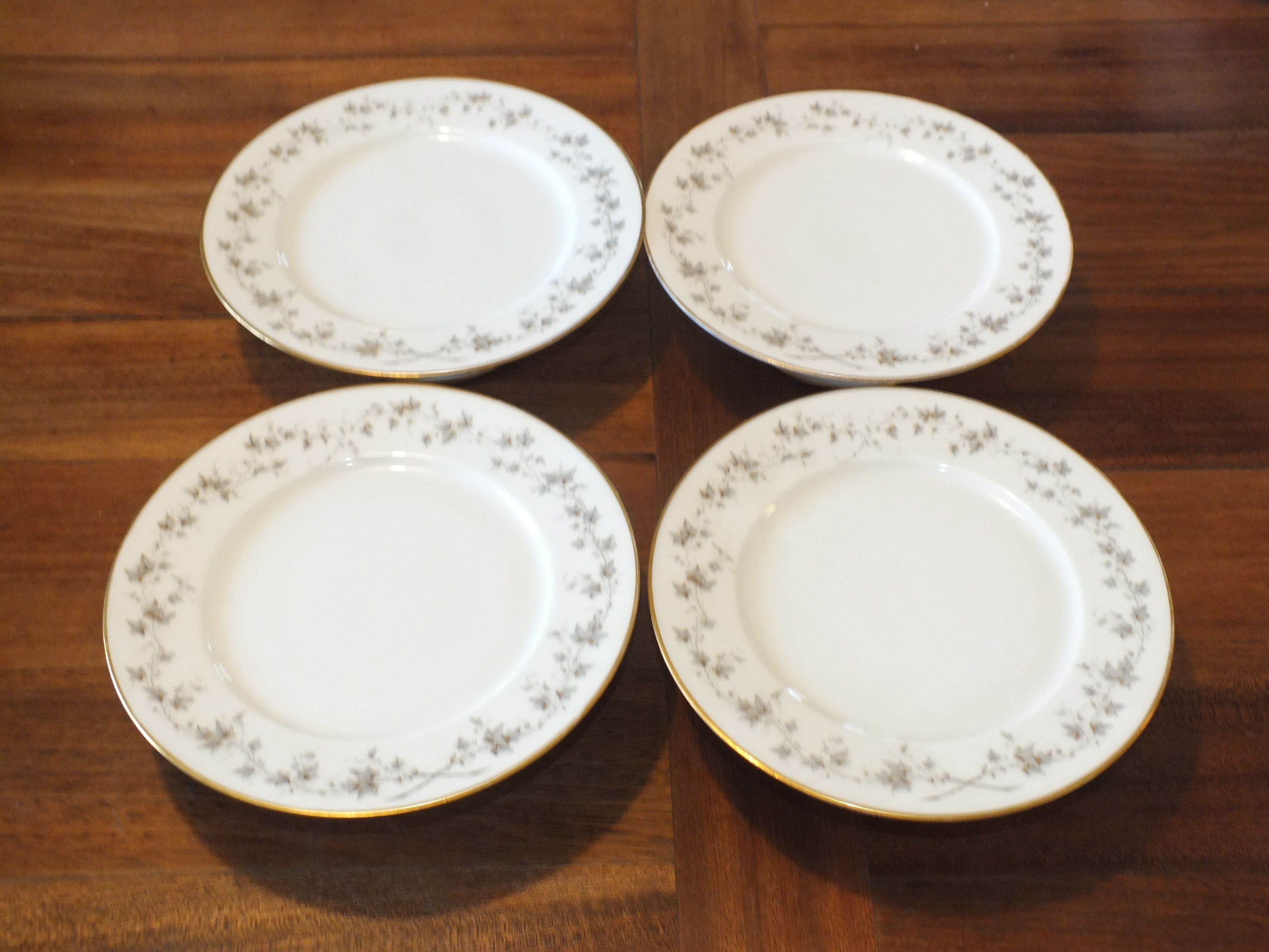 Set of 4 porcelain display cups of the depot rue Drouot in Paris