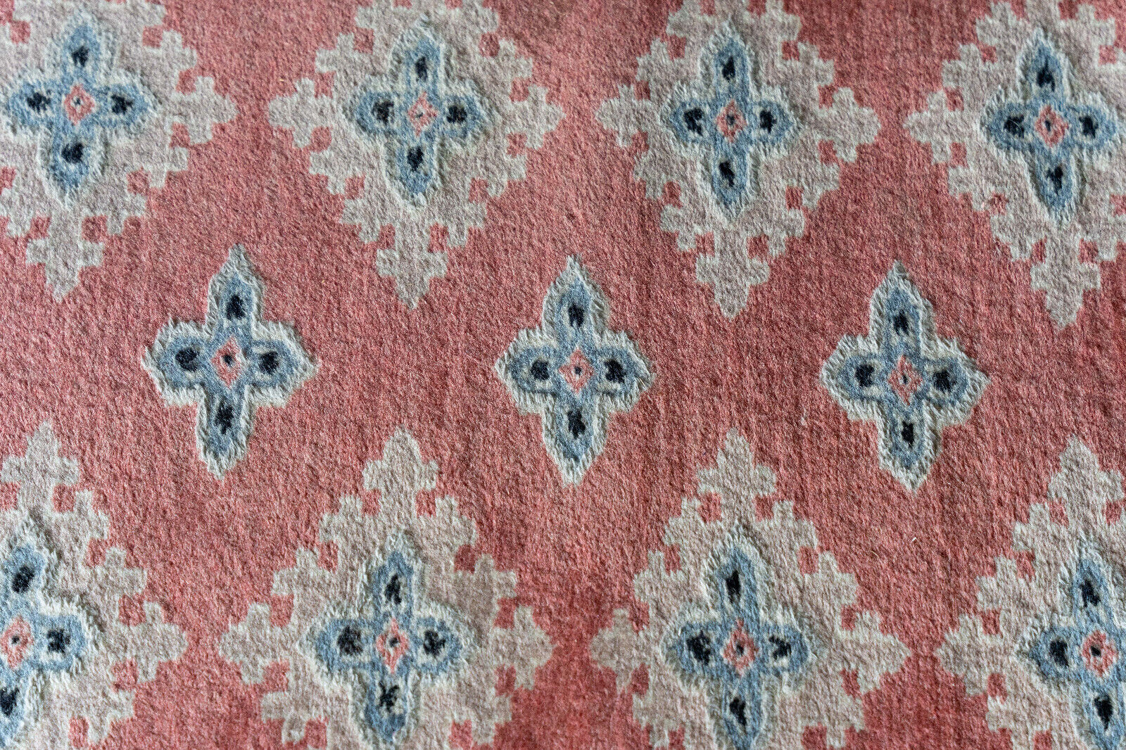 Handmade oriental carpet XXth Pink background 159 x 96 cm
