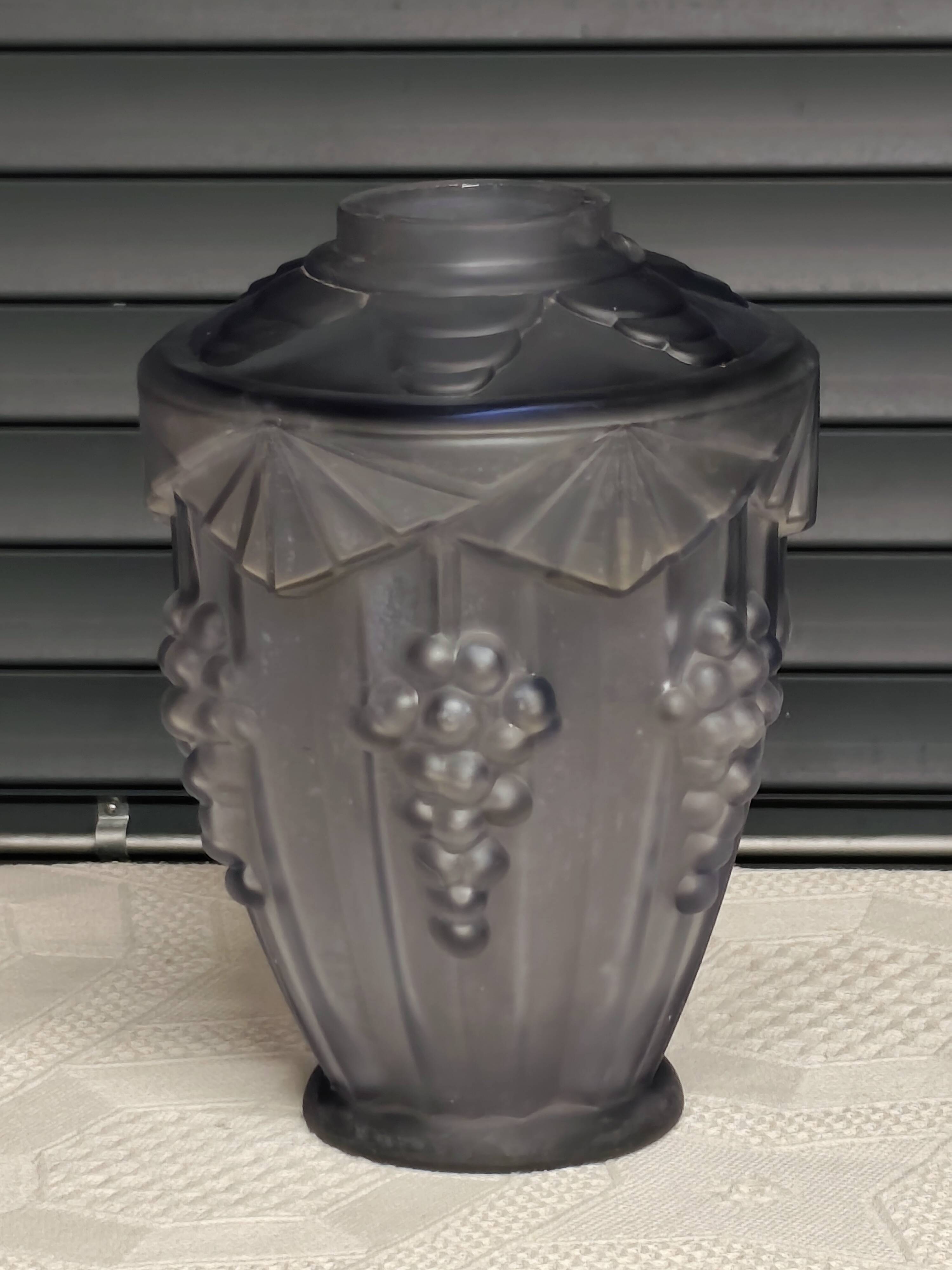 Art"deco vase with vine decoration