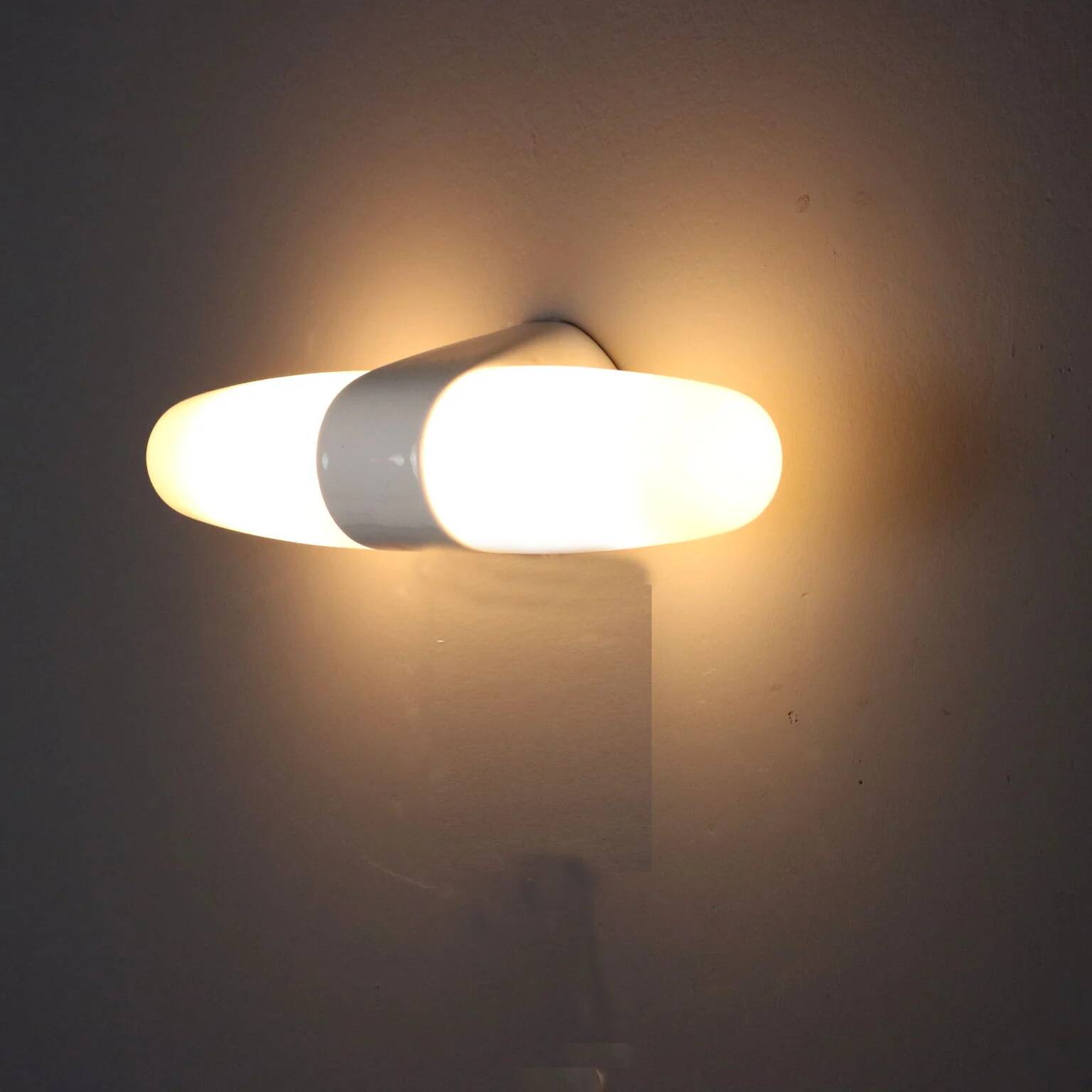 Vintage wall lamp in white ceramic, design, Italy, 1950s