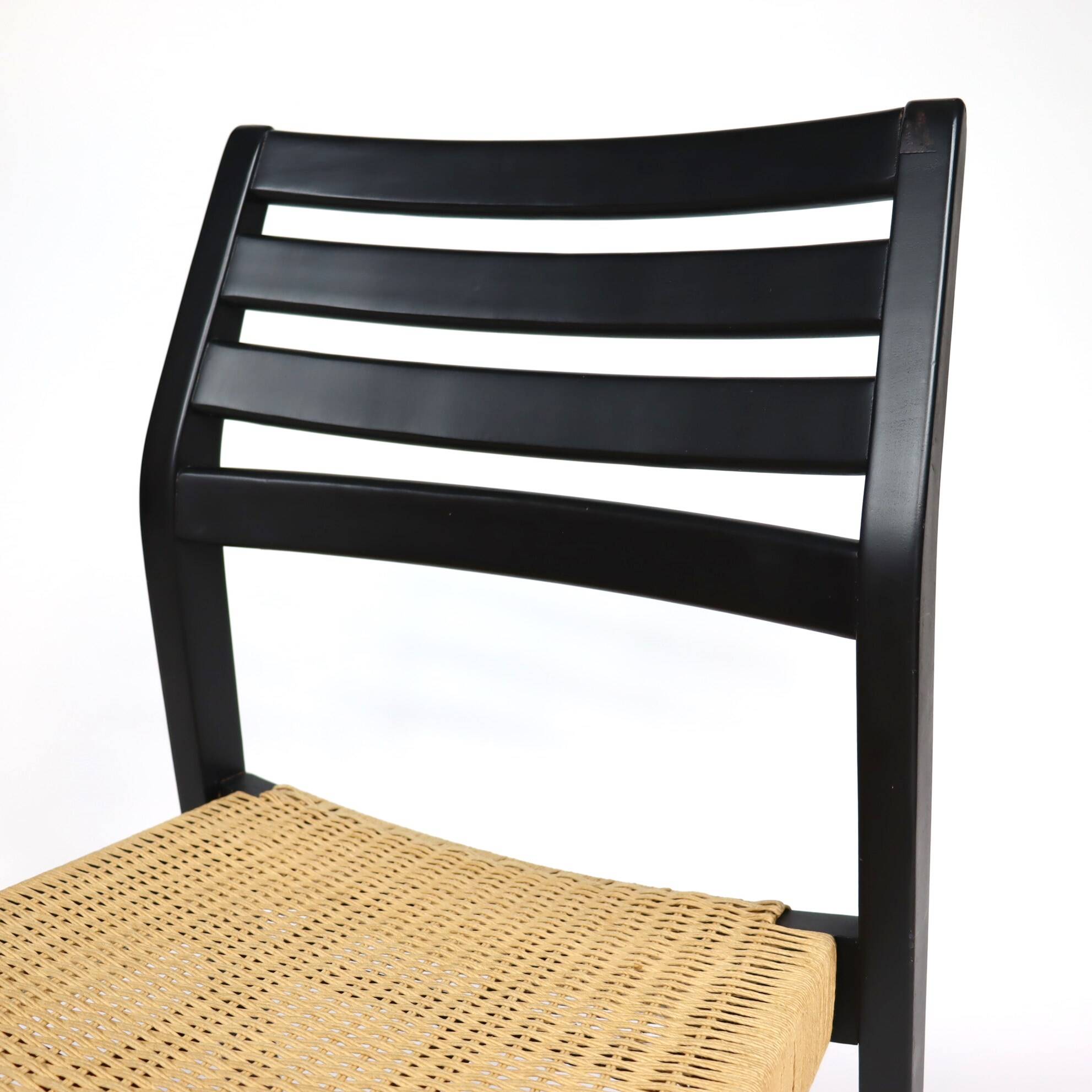 Scandinavian chairs in wood and ropes