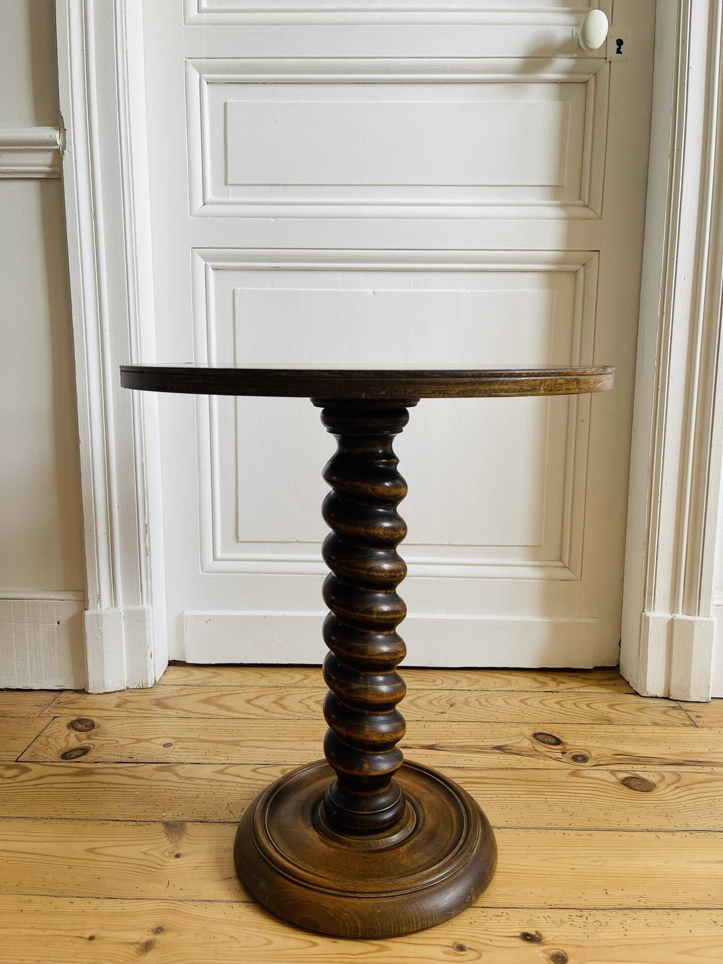 Table d’appoint en bois tourné