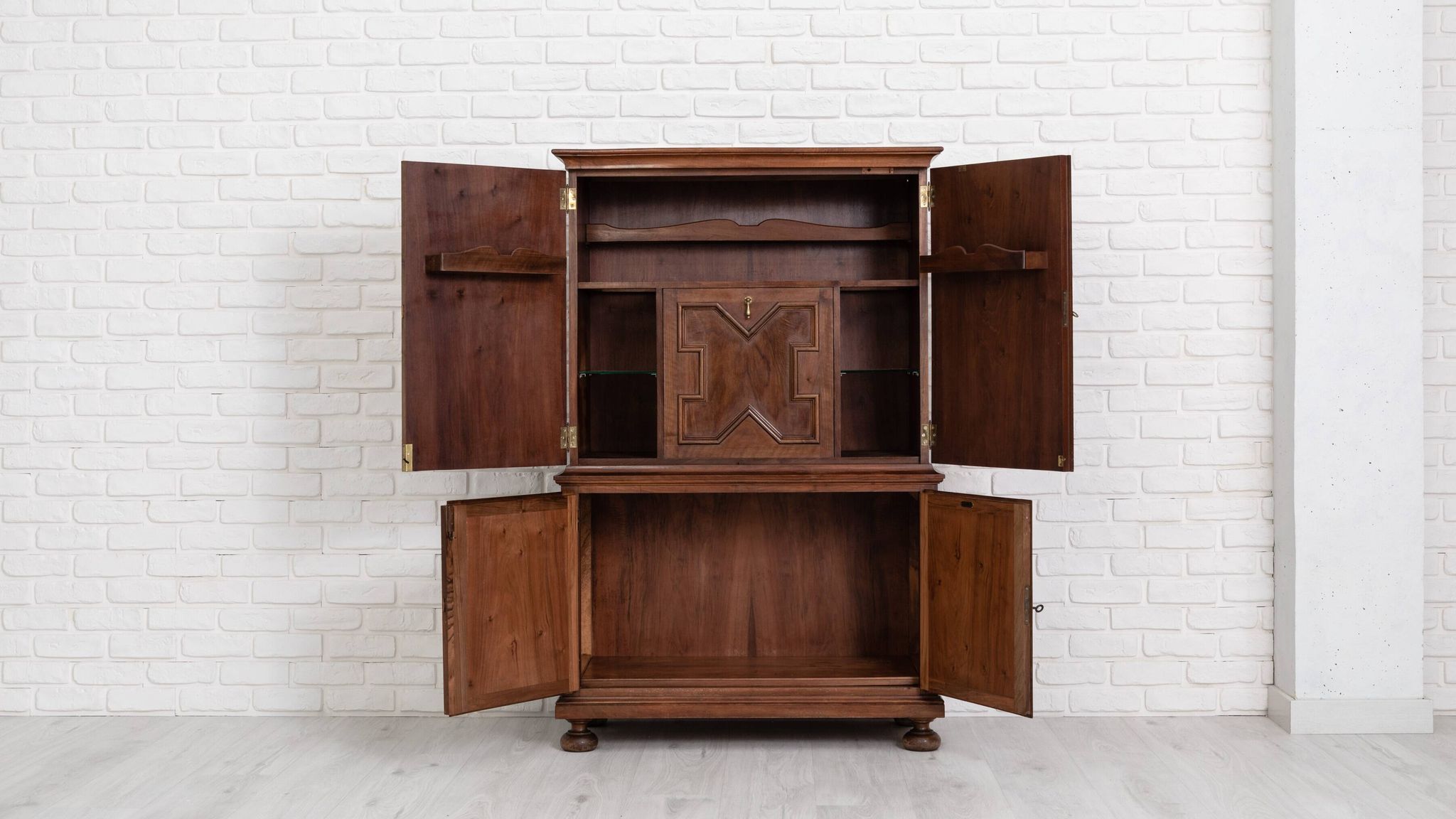 Bar cabinet by Muebles Casas