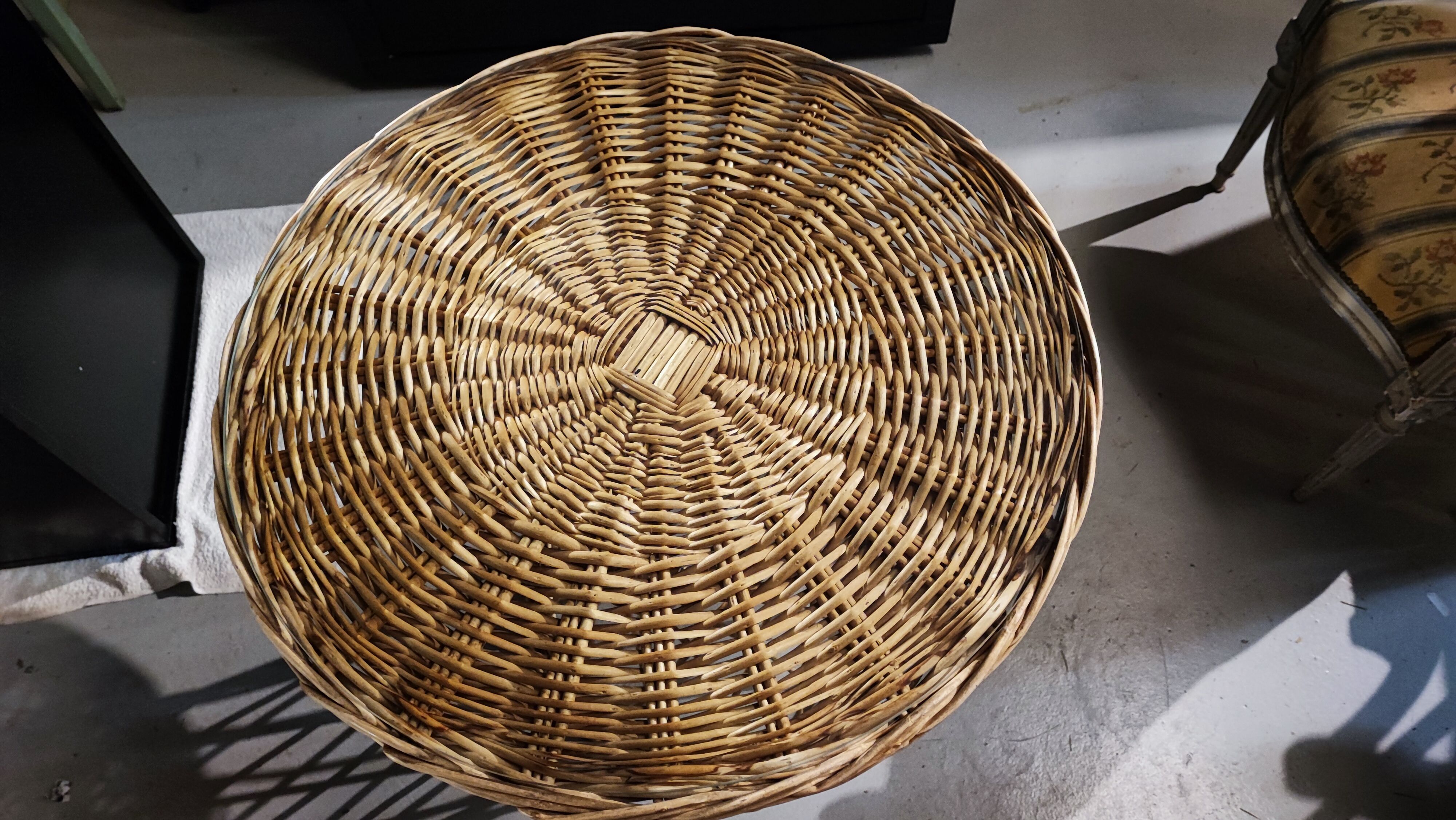 Round table in woven rattan pedestal table