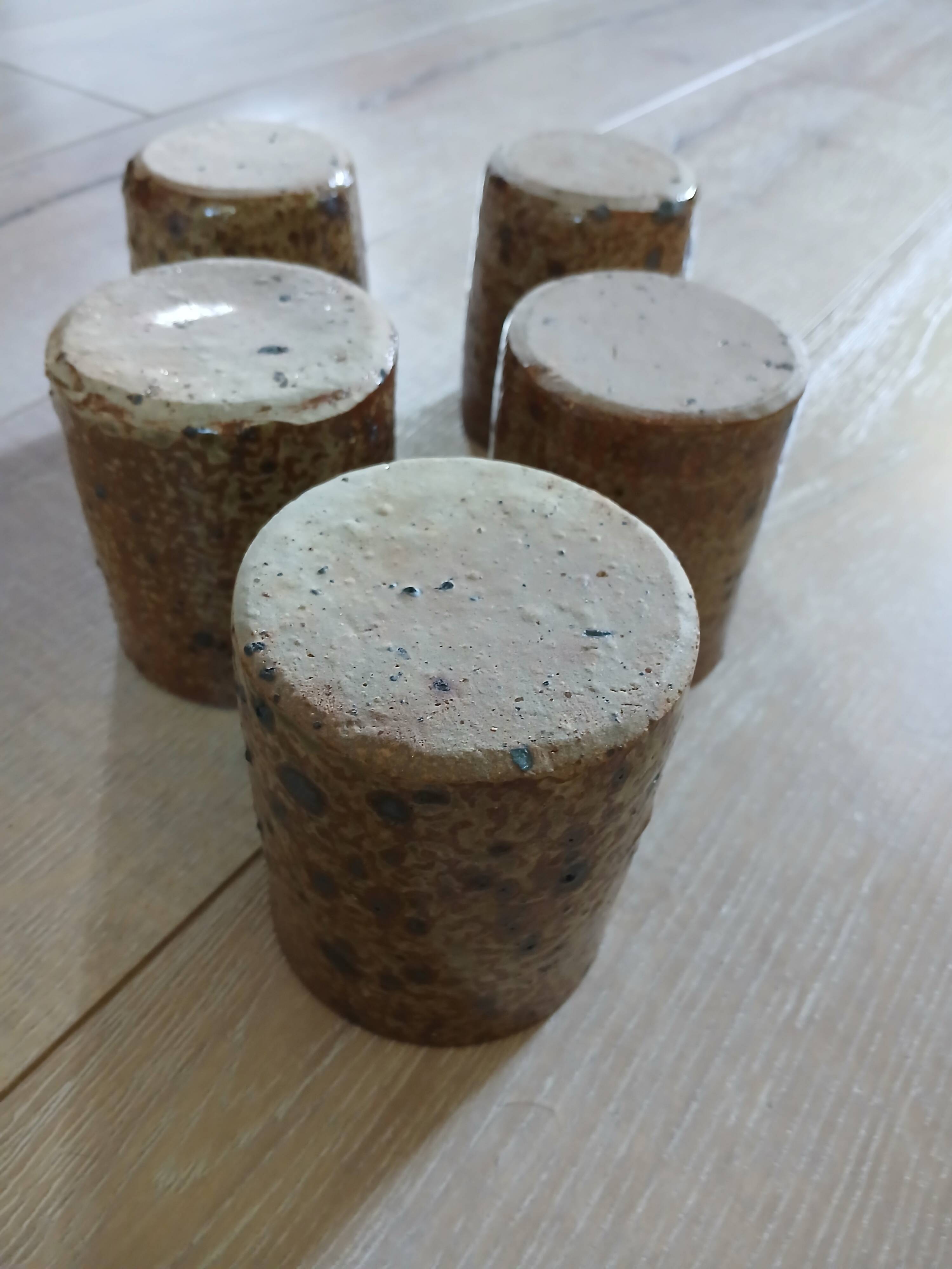 5 mugs / verres anciens en grès pyrite