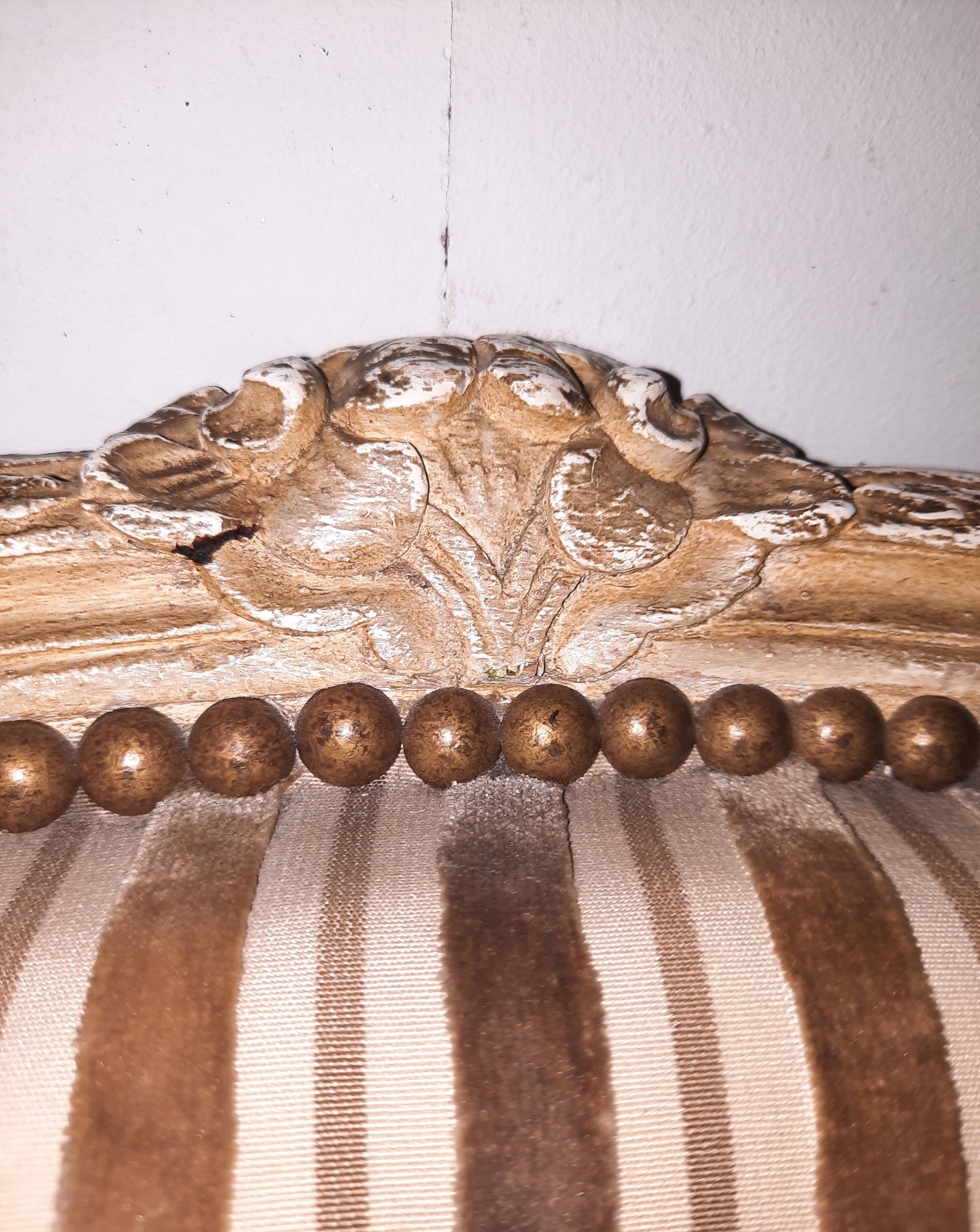 Fauteuil laqué blanc de style Louis XV