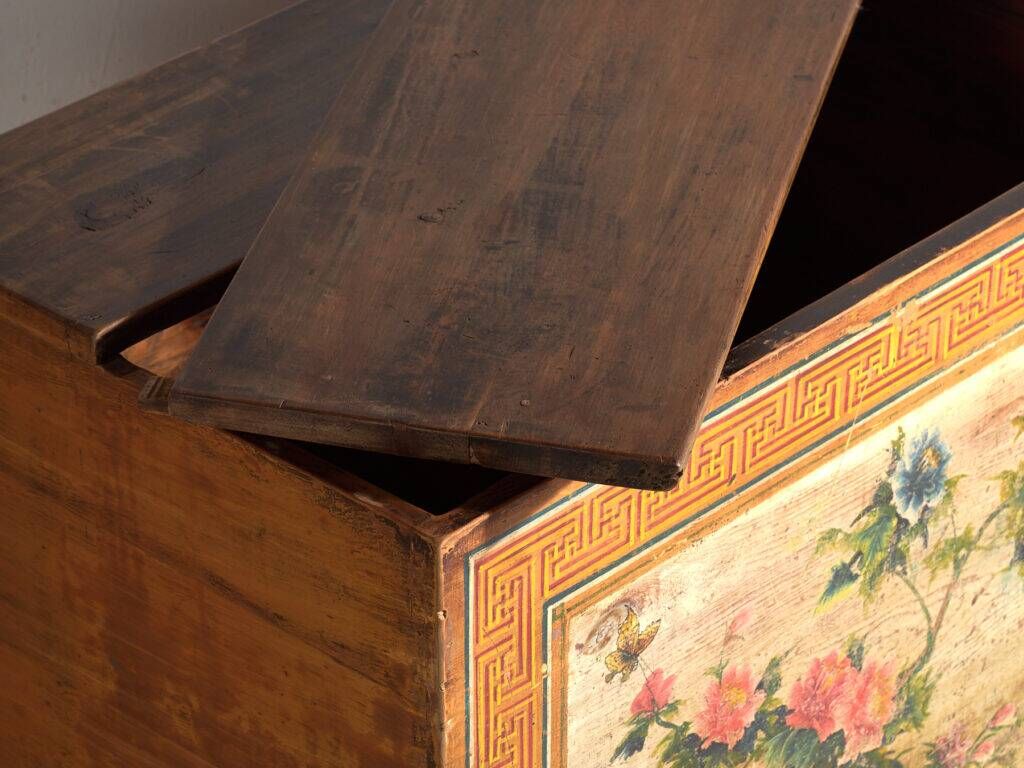 Coffre ancien chinois à panneau peint en orme – Chine, vers 1900