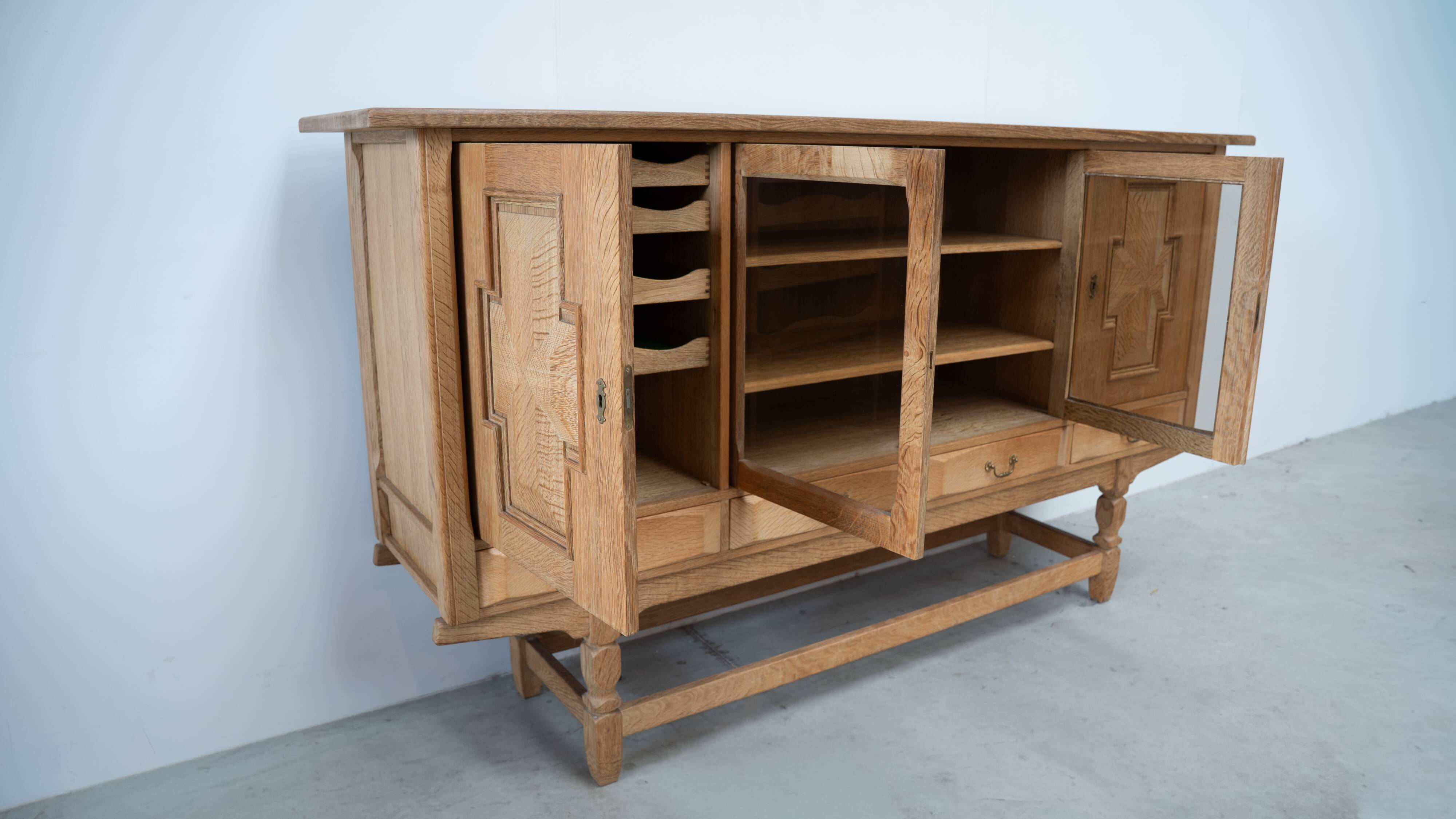 Buffet haut en chêne scandinave par Kjaernulf