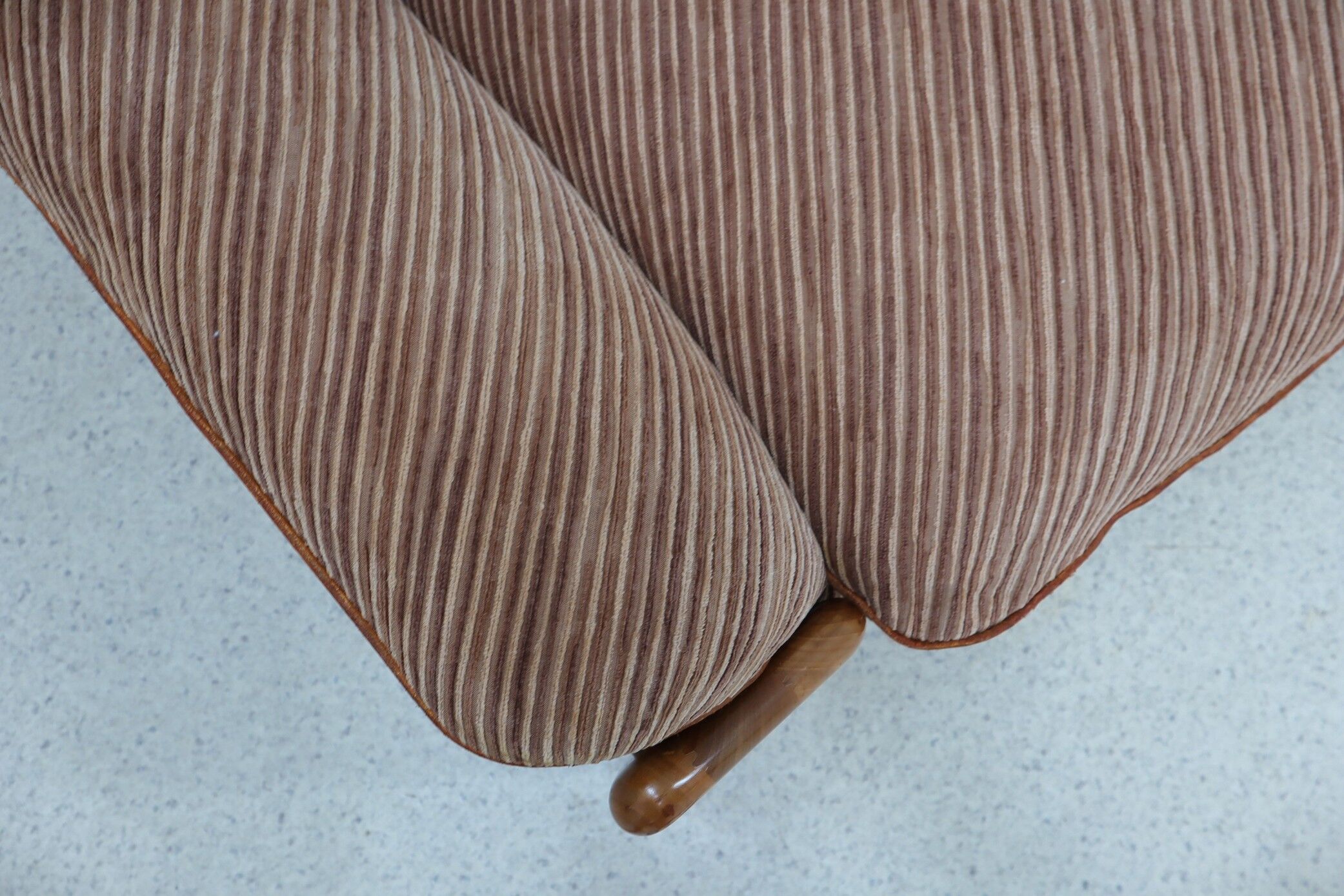 Mobil girgi 3-seater walnut sofa 1970s