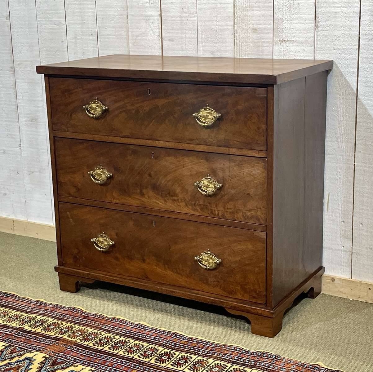 English commode with 3 drawers from the 19th century in mahogany.