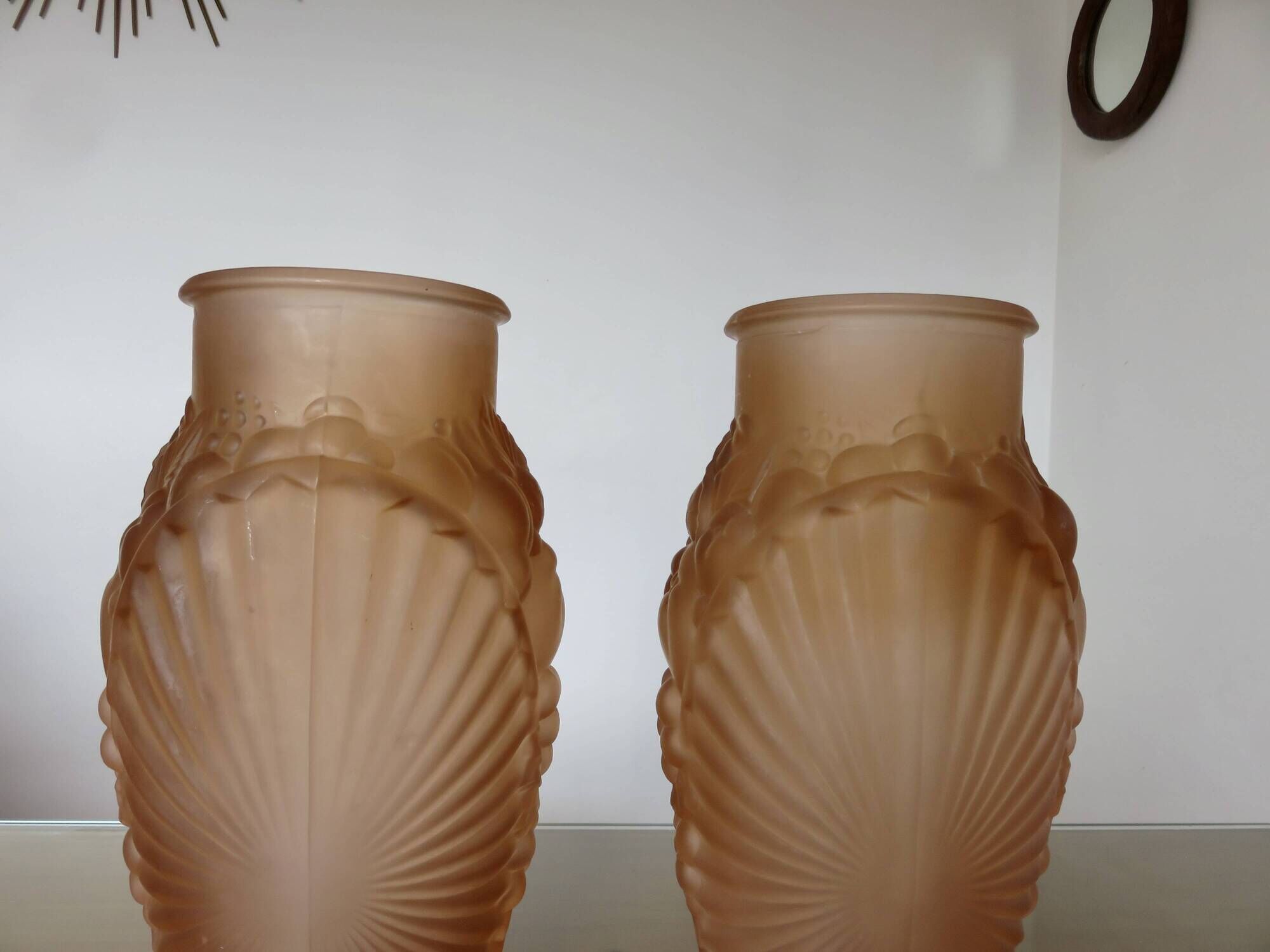Pair of Art Deco vases in moulded pink glass, signed Souchon Neuvesel, 1940.
