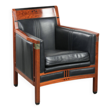 Fauteuil en cuir noir et en bois au design Art Déco