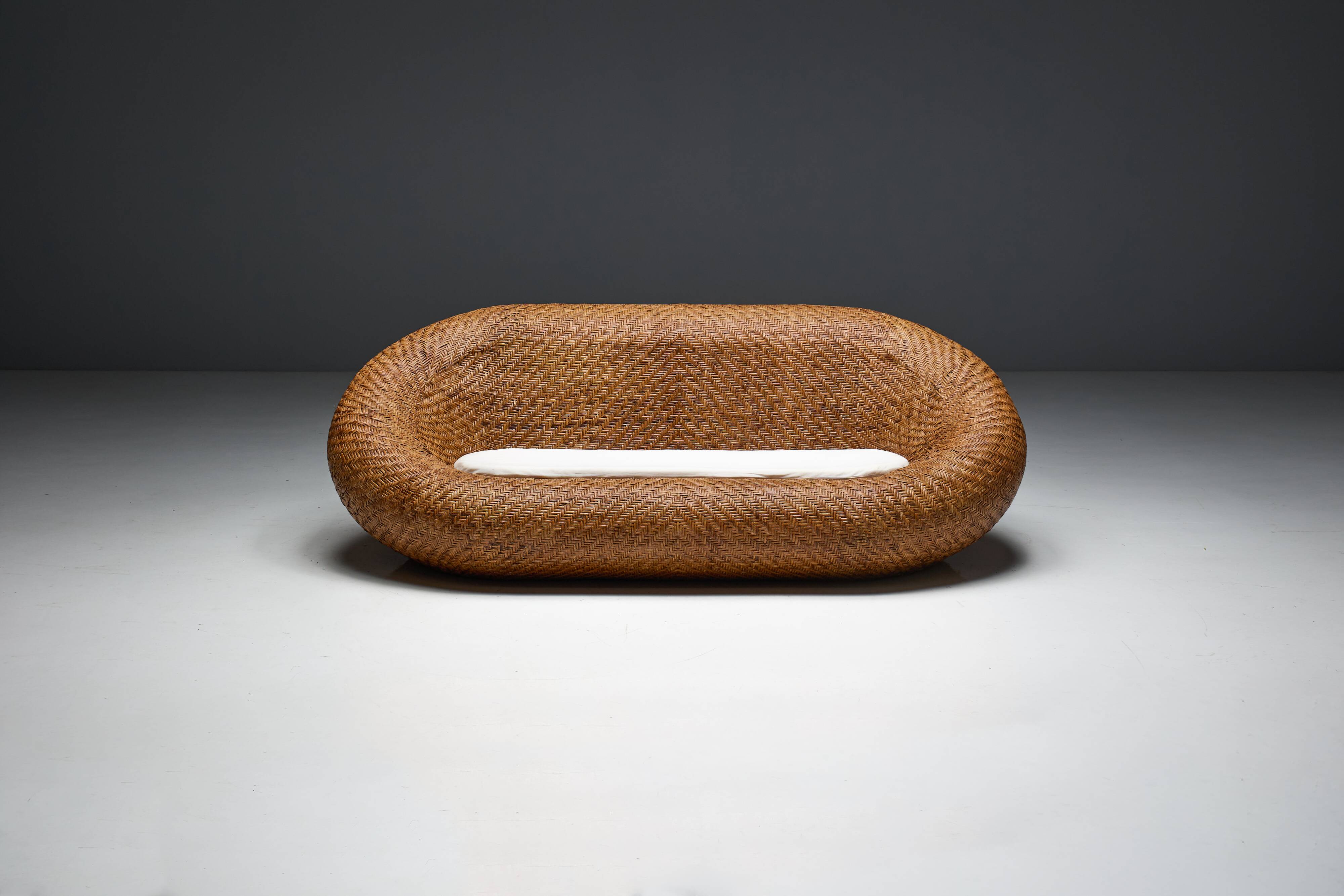 Canapé en osier tressé, style milieu du XXe siècle, France, années 1970
