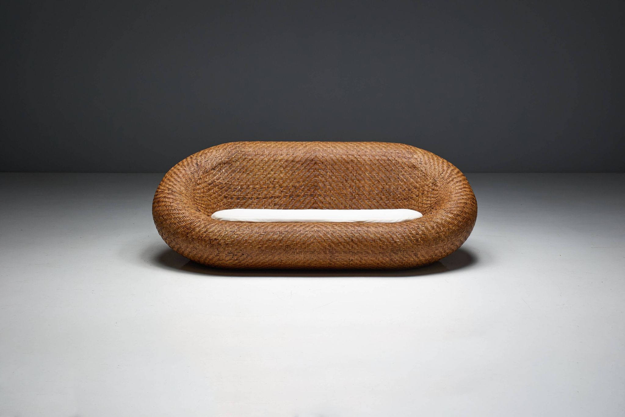 Canapé en osier tressé, style milieu du XXe siècle, France, années 1970