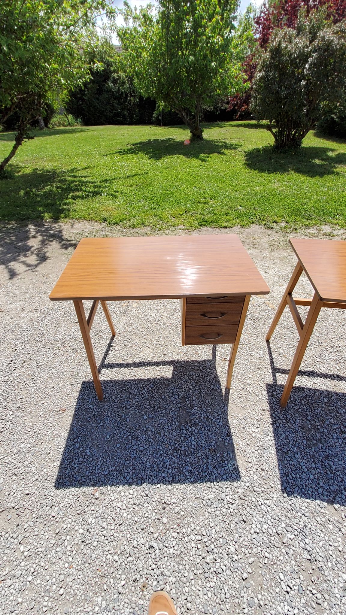 Bureau des années 50 pieds compas en hêtre blond et formica 3 tiroirs