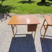 Bureau des années 50 pieds compas en hêtre blond et formica 3 tiroirs