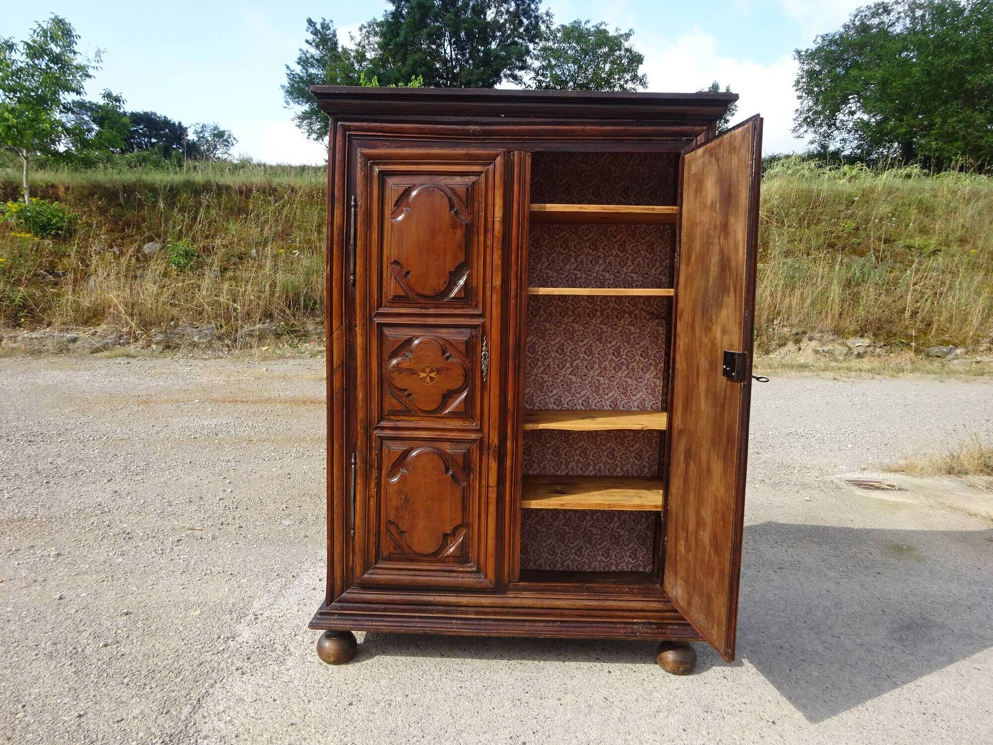 Ancienne armoire Louis XIII en noyer massif