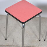Tabourets en formica rouges