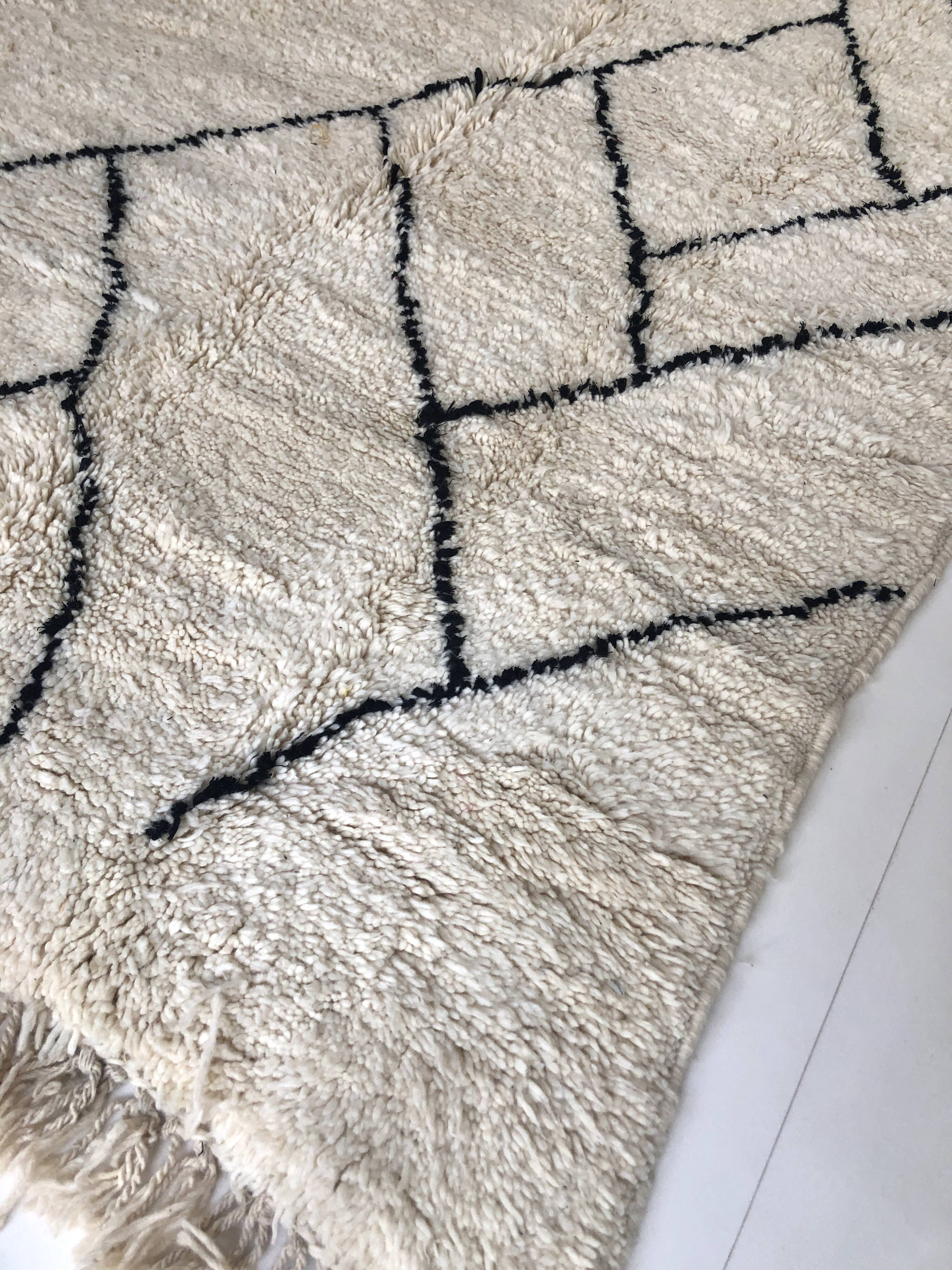 Moroccan Berber carpet Beni Ouarain with black graphic patterns 2,36x1.55m