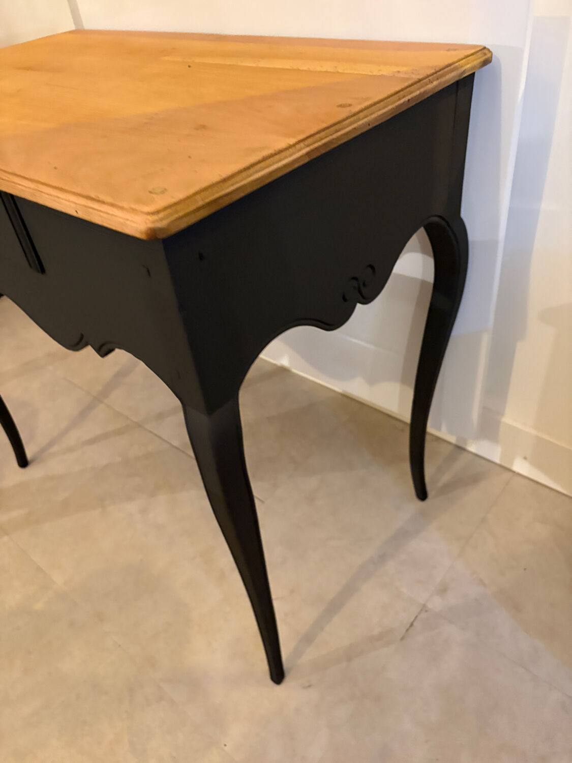 Black console, natural tray