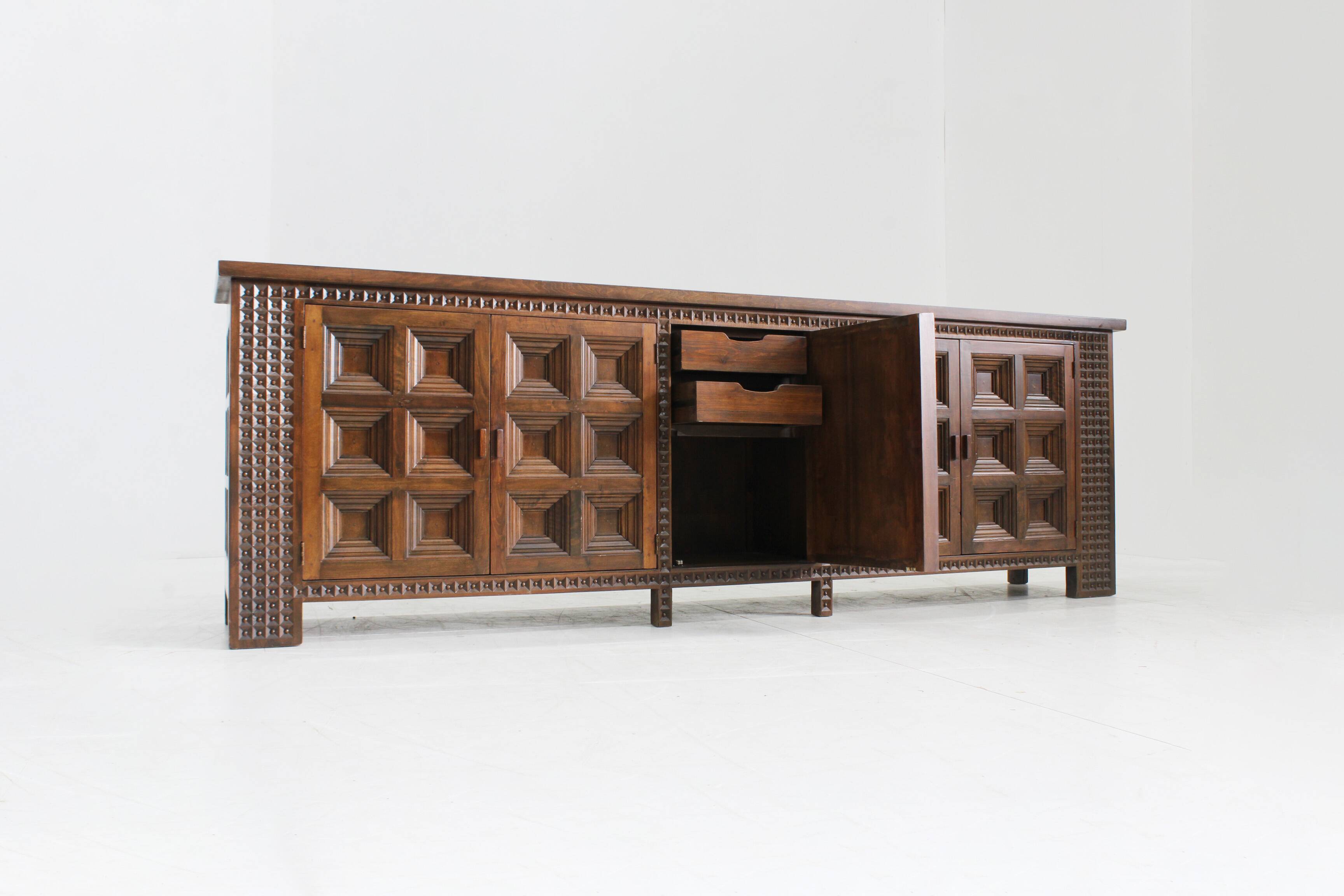 Buffet brutaliste espagnol en bois massif