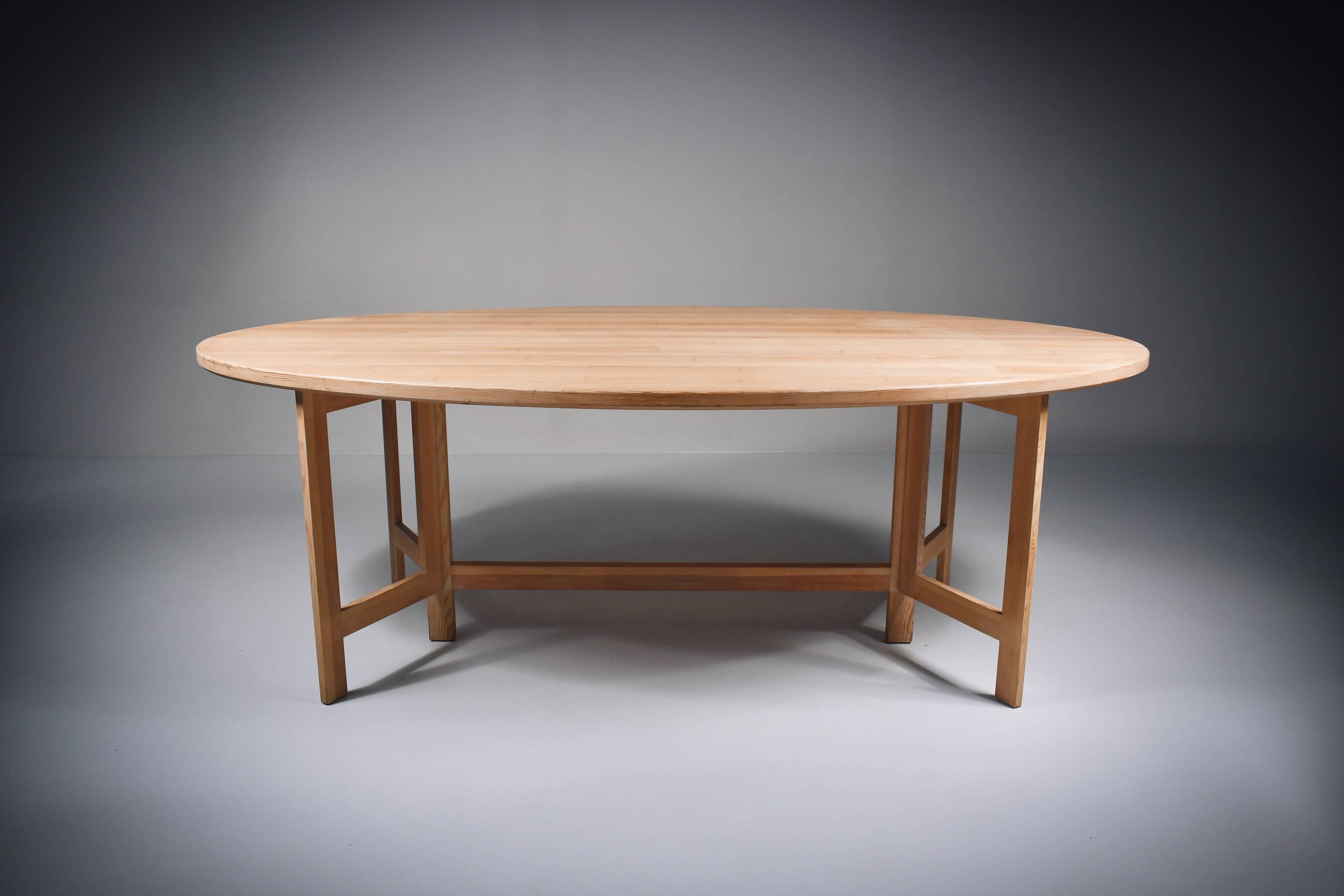 Table à manger en pin cérusé. Ollé Pira. Suède années 1960.