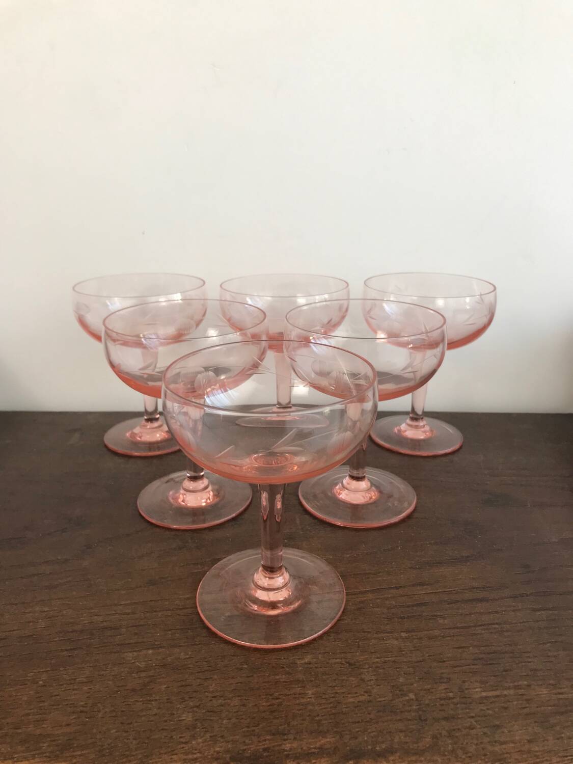 Champagne glass in pink glass with floral engraving