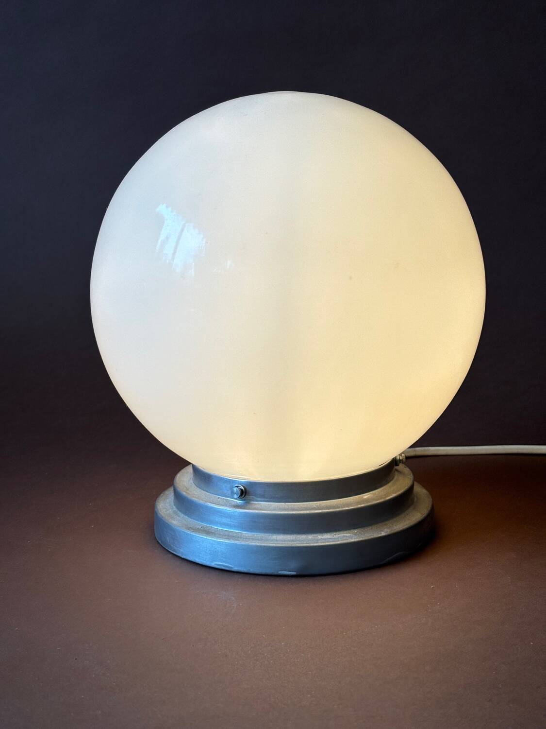 Lampe globe en opaline et aluminium, 1950