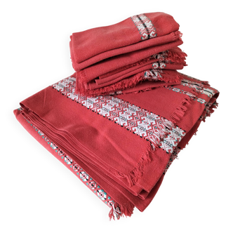 Tablecloth and 12 vintage cotton Basque-style napkins.