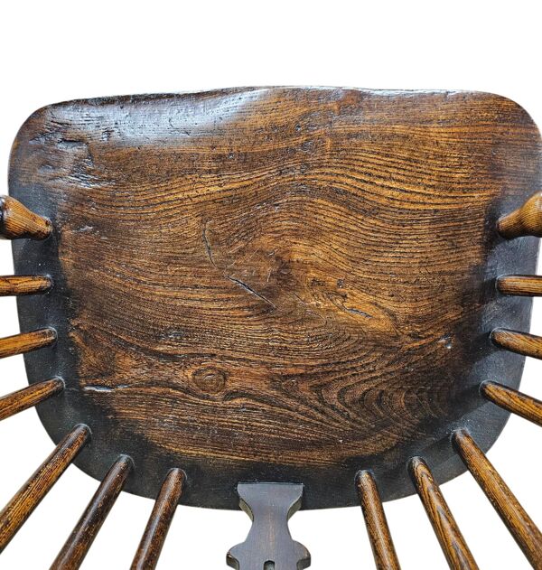 4 x fauteuils à bras en bois d'orme Windsor antiques, 2 bas / 2 hauts, à dossier à épingles, du 19ème siècle.