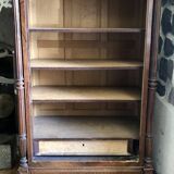 Bibliothèque en bois ancienne avec fronton
