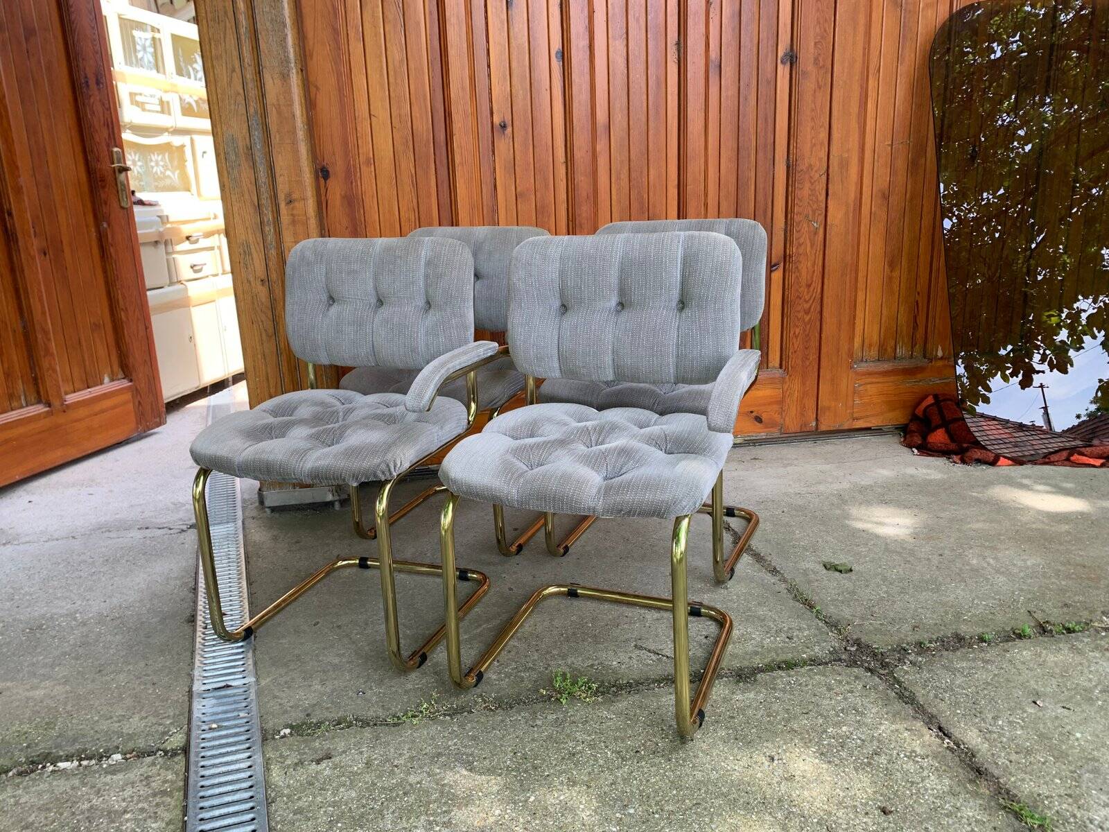 Set of 4 vintage 1970s dining chairs in gold brass and grey fabric.