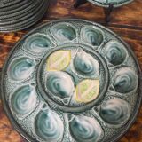 Service à huîtres en barbotine Saint Clement, 1940/60, France,  12 assiettes à huître, 1 grand plat