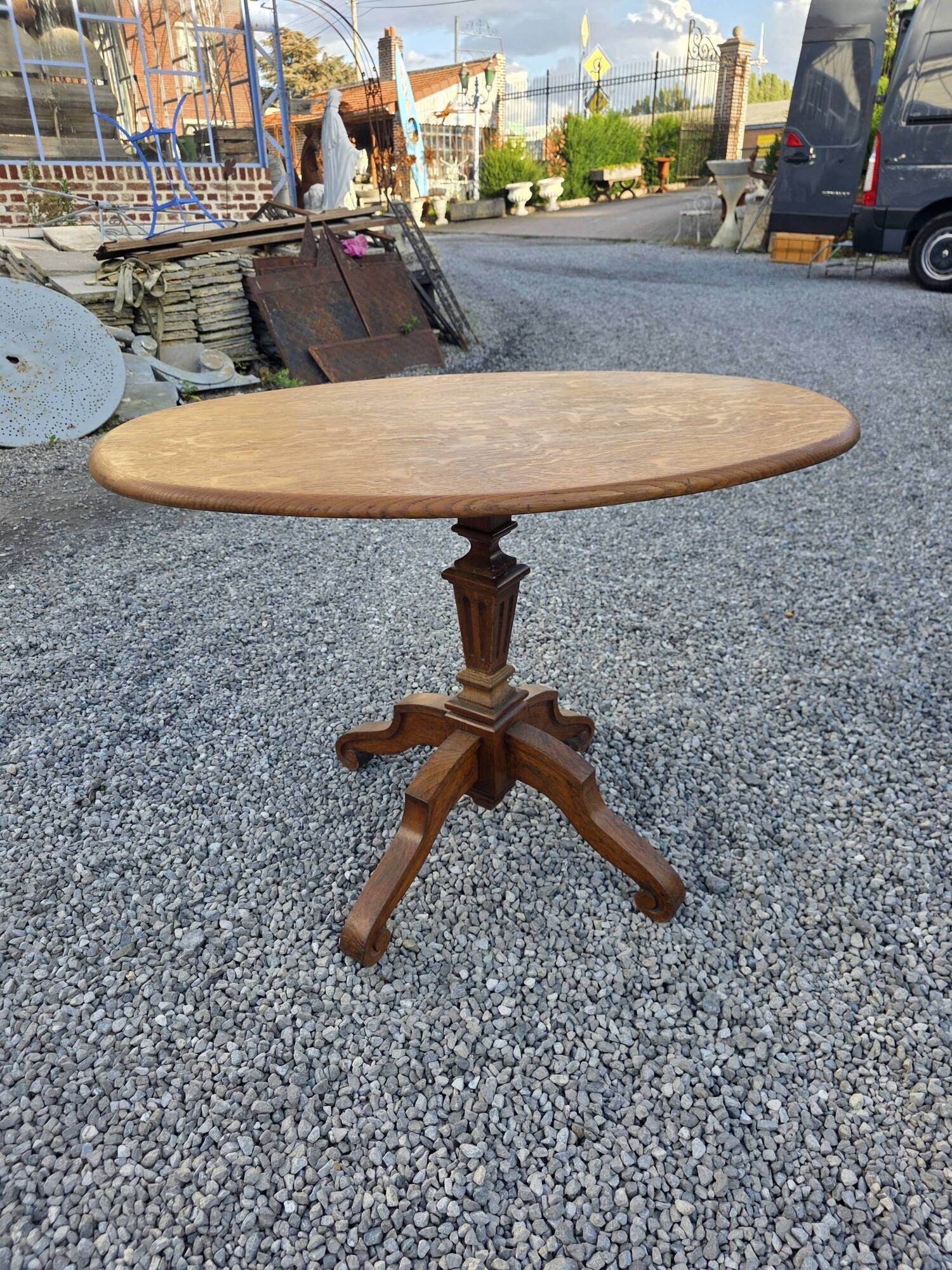 Oak guéridon table from the early 20th century.