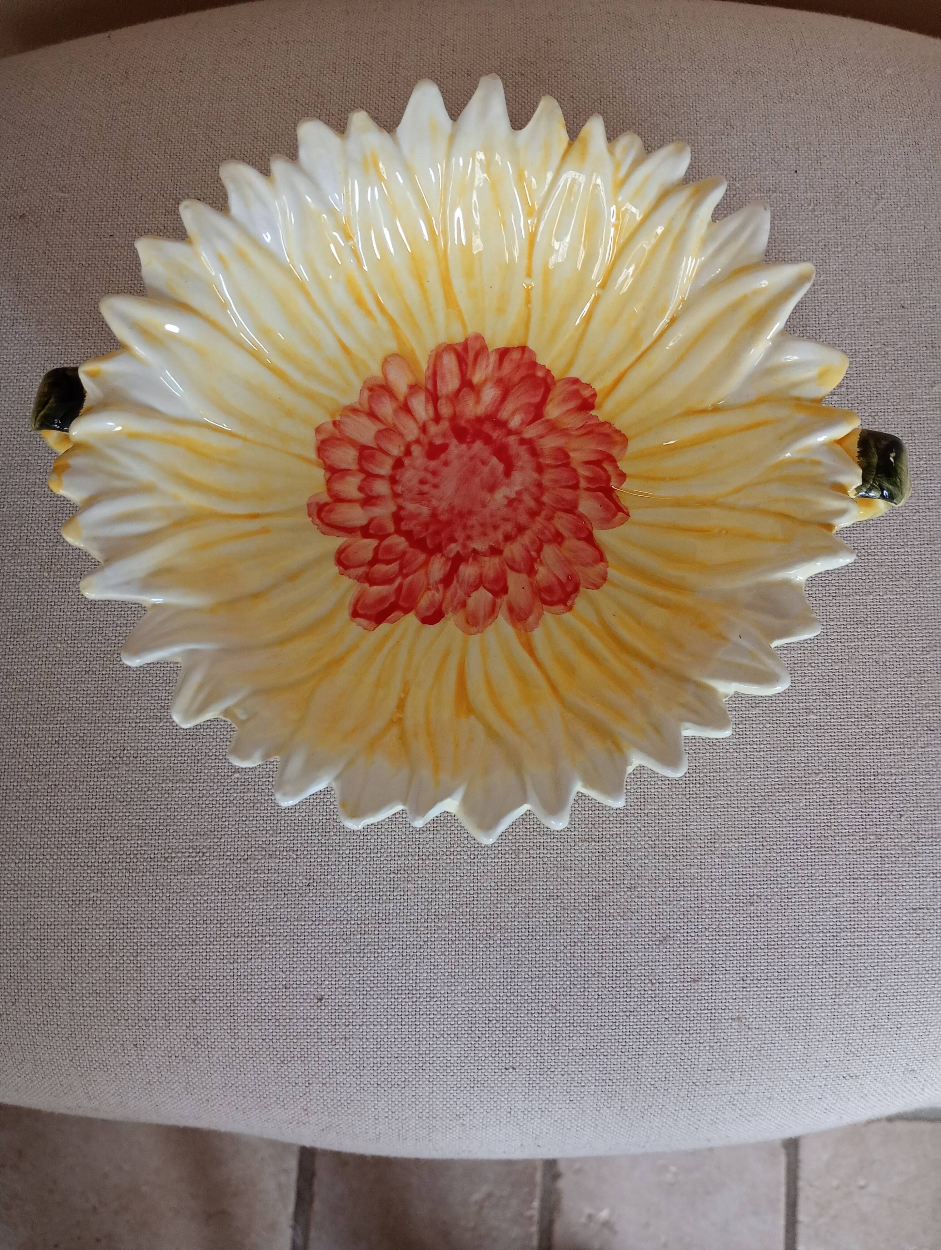 Sunflower-shaped bowl with handles