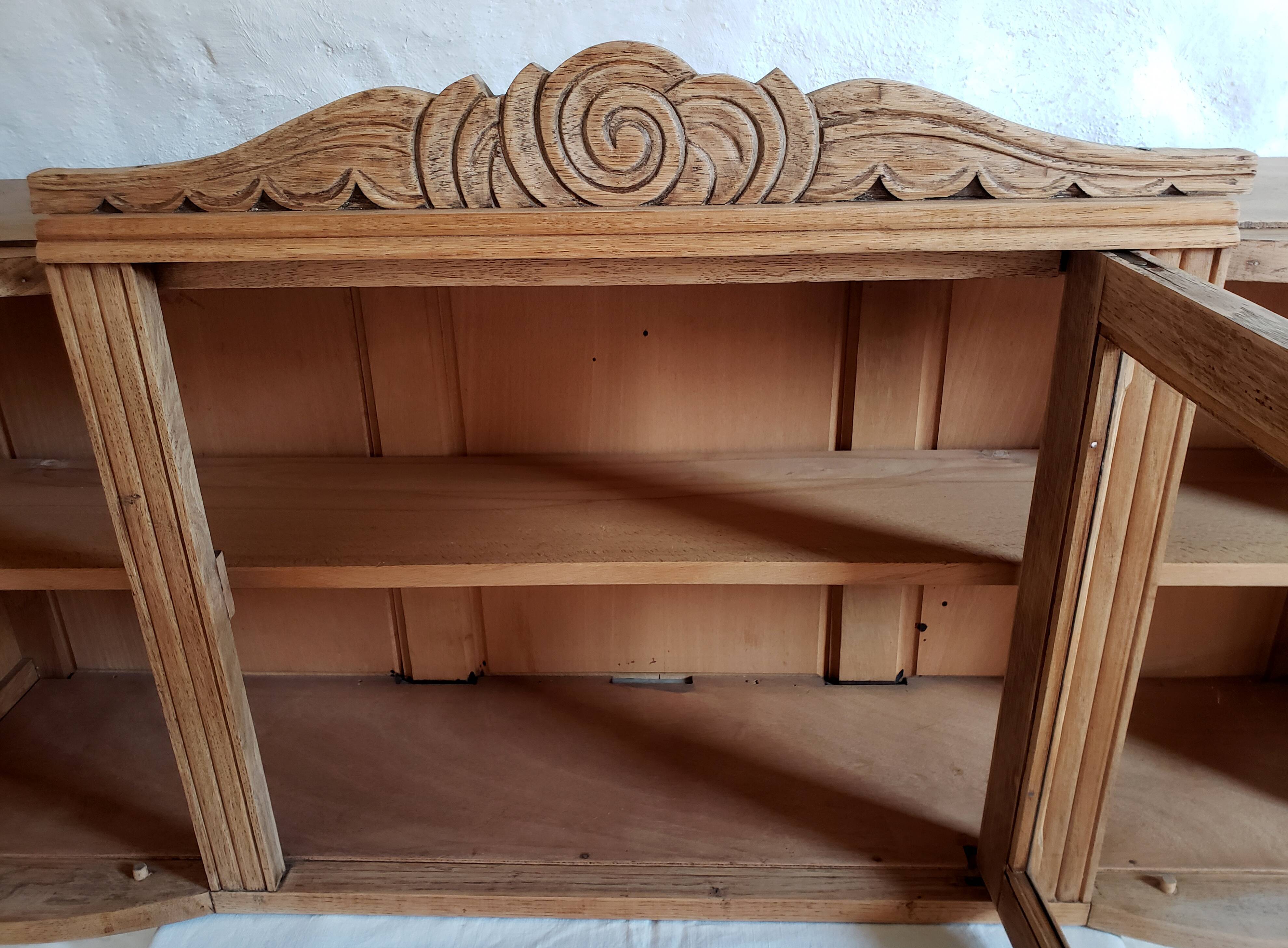 Art-deco wall showcase in raw oak