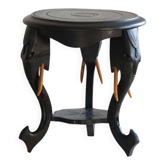 Side table in hardwood ebony with three elephant head-shaped legs, Eastern India, 1920s.