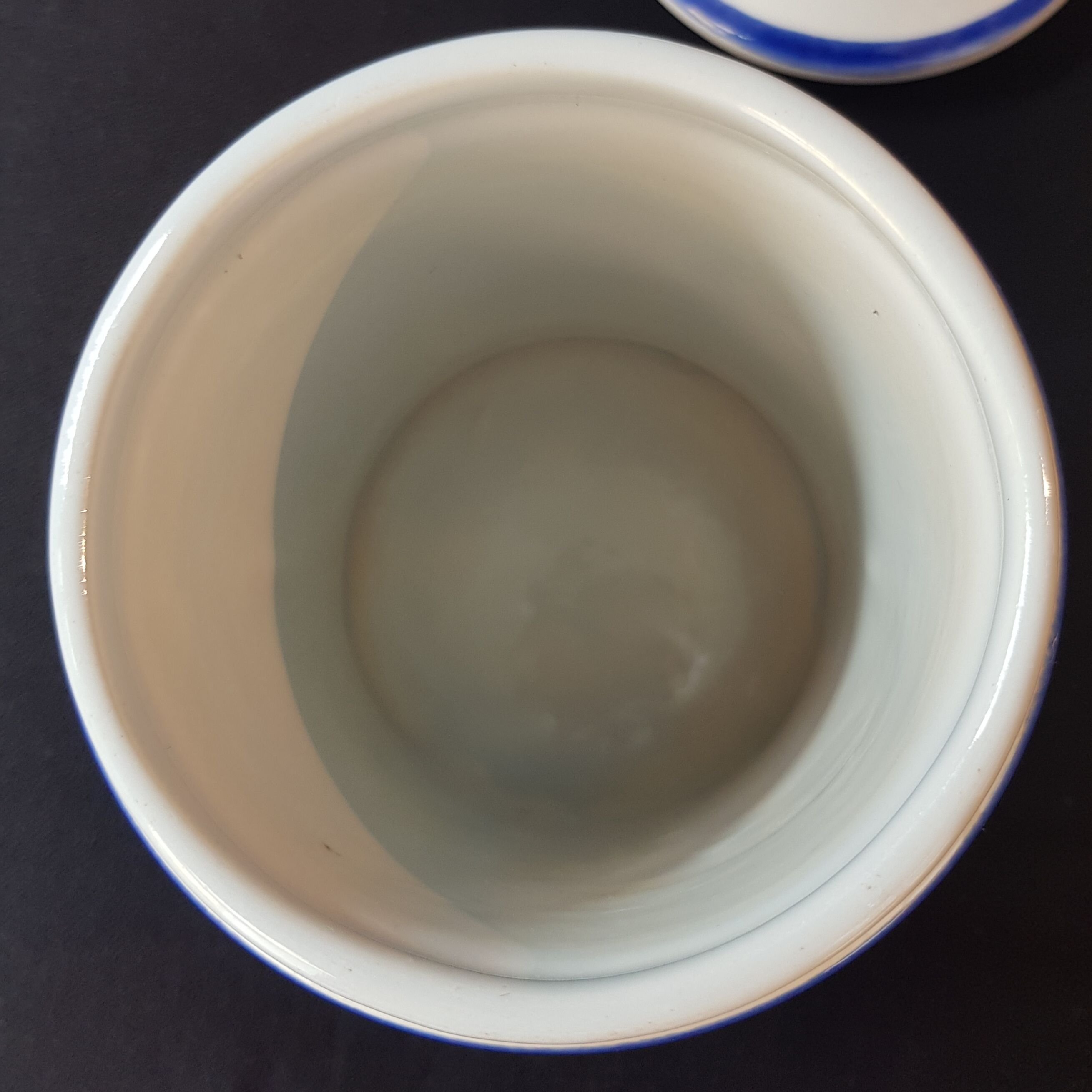Ceramic tobacco pot