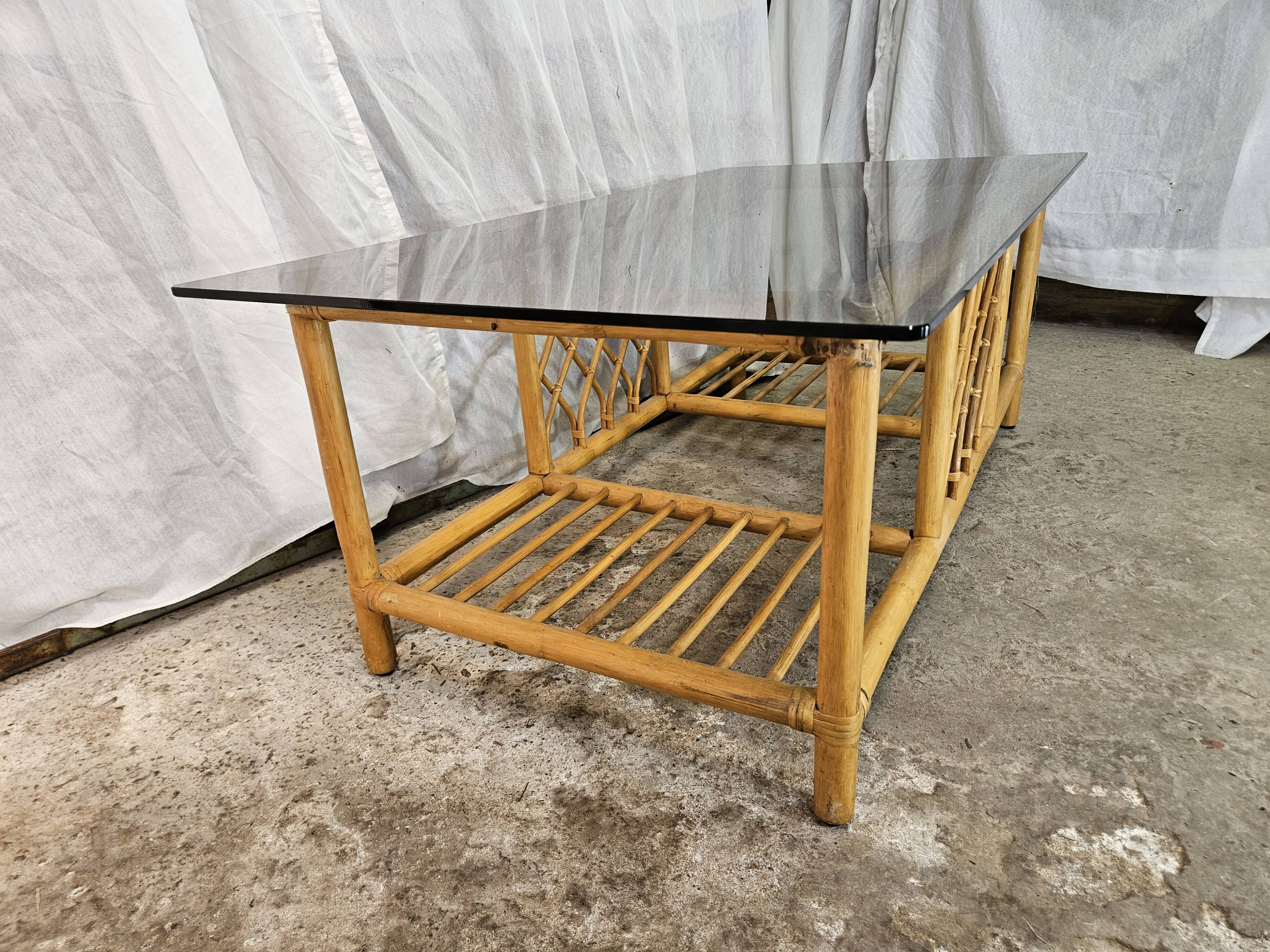 Table basse en rotin dessus verre fumé 1970