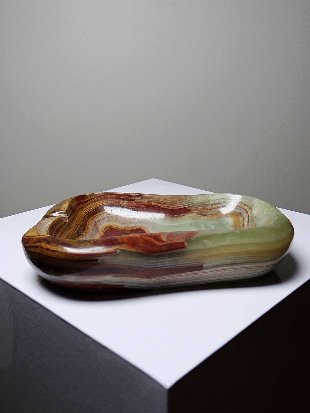 Large green onyx ashtray with free-form bands, vintage Italy, 50s-60s