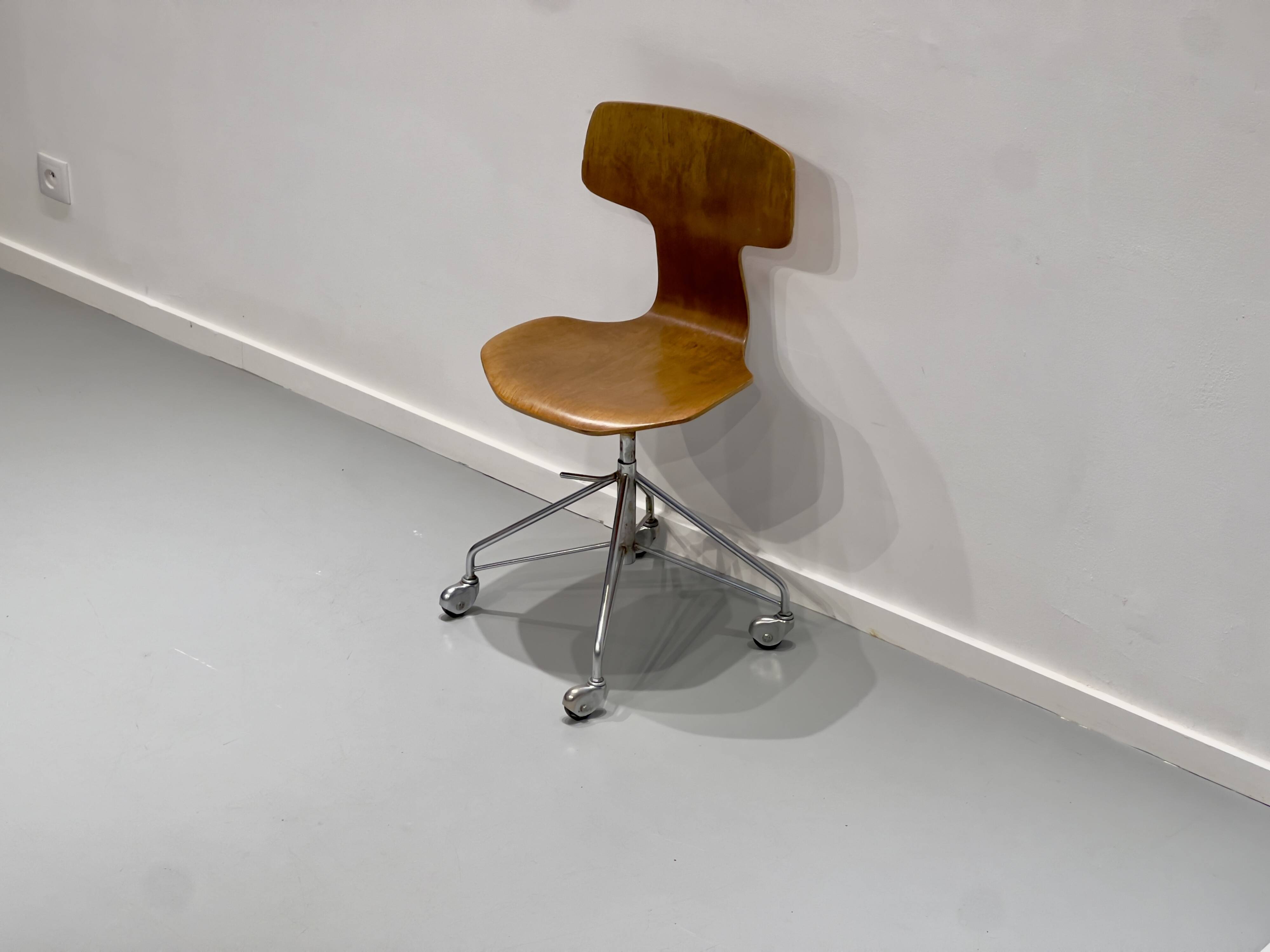 Swivel chair Model 3113 by Arne Jacobsen, Fritz Hansen, 1960s