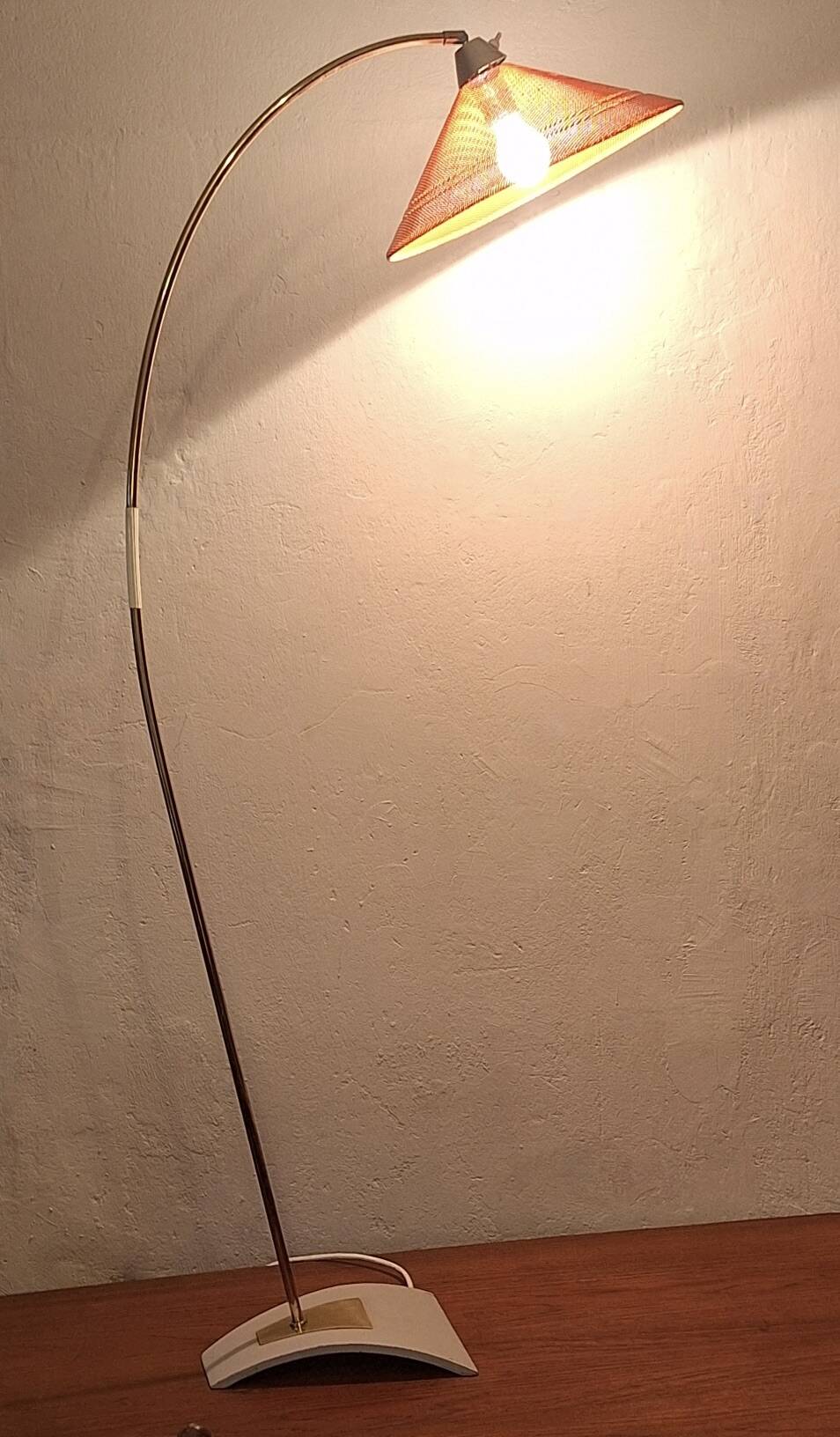 Lampadaire arc du milieu du siècle en laiton et métal perforé, années 1960.