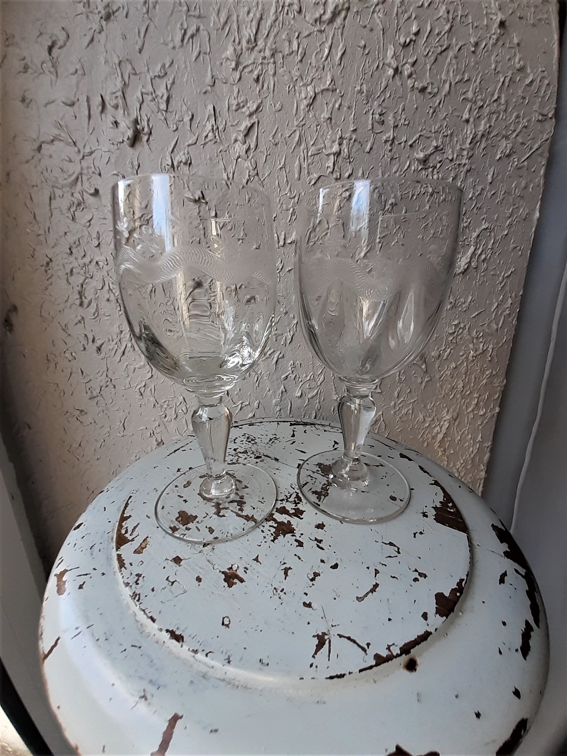 2 Glasses on foot old frieze garland and flowers decoration emma