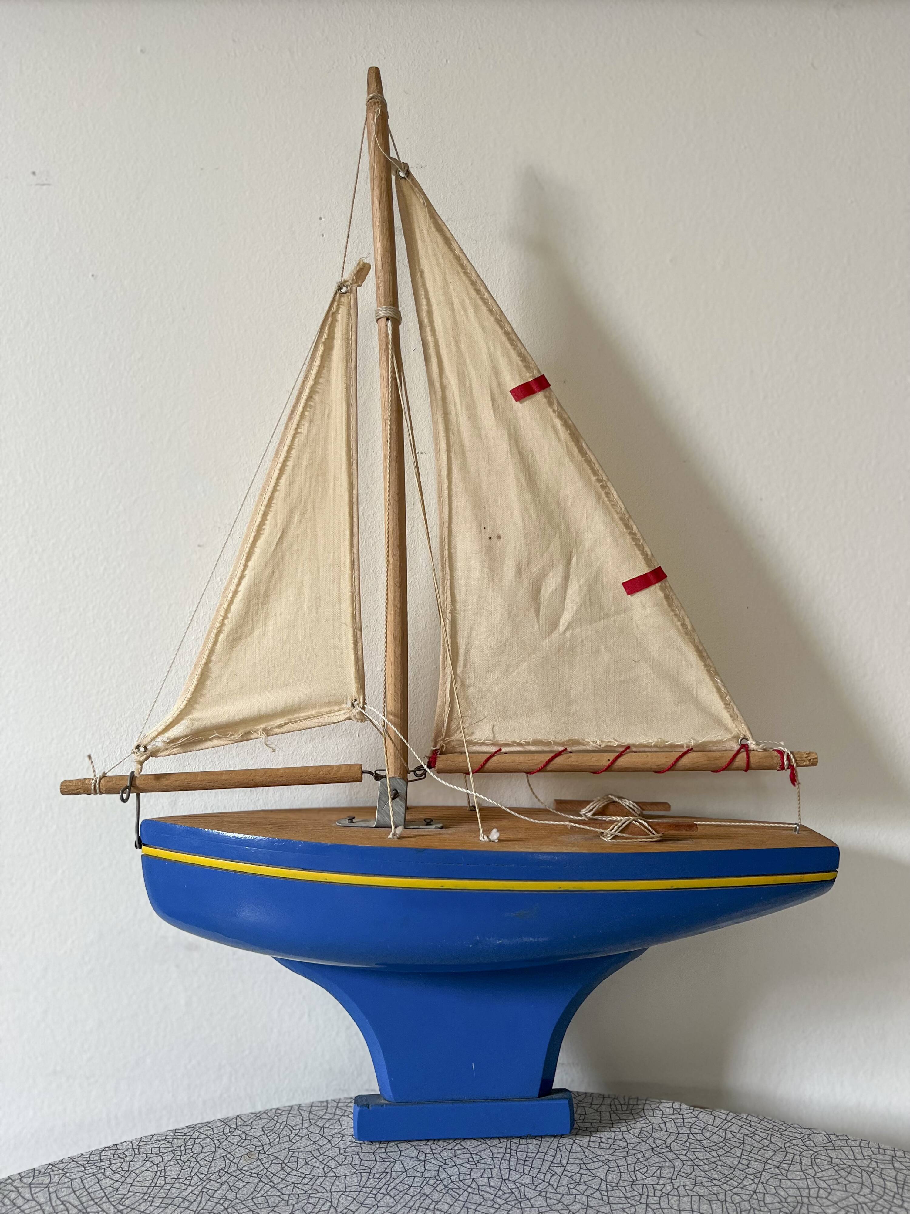 Voilier de bassin Tirot modèle 400 bleu, année 60