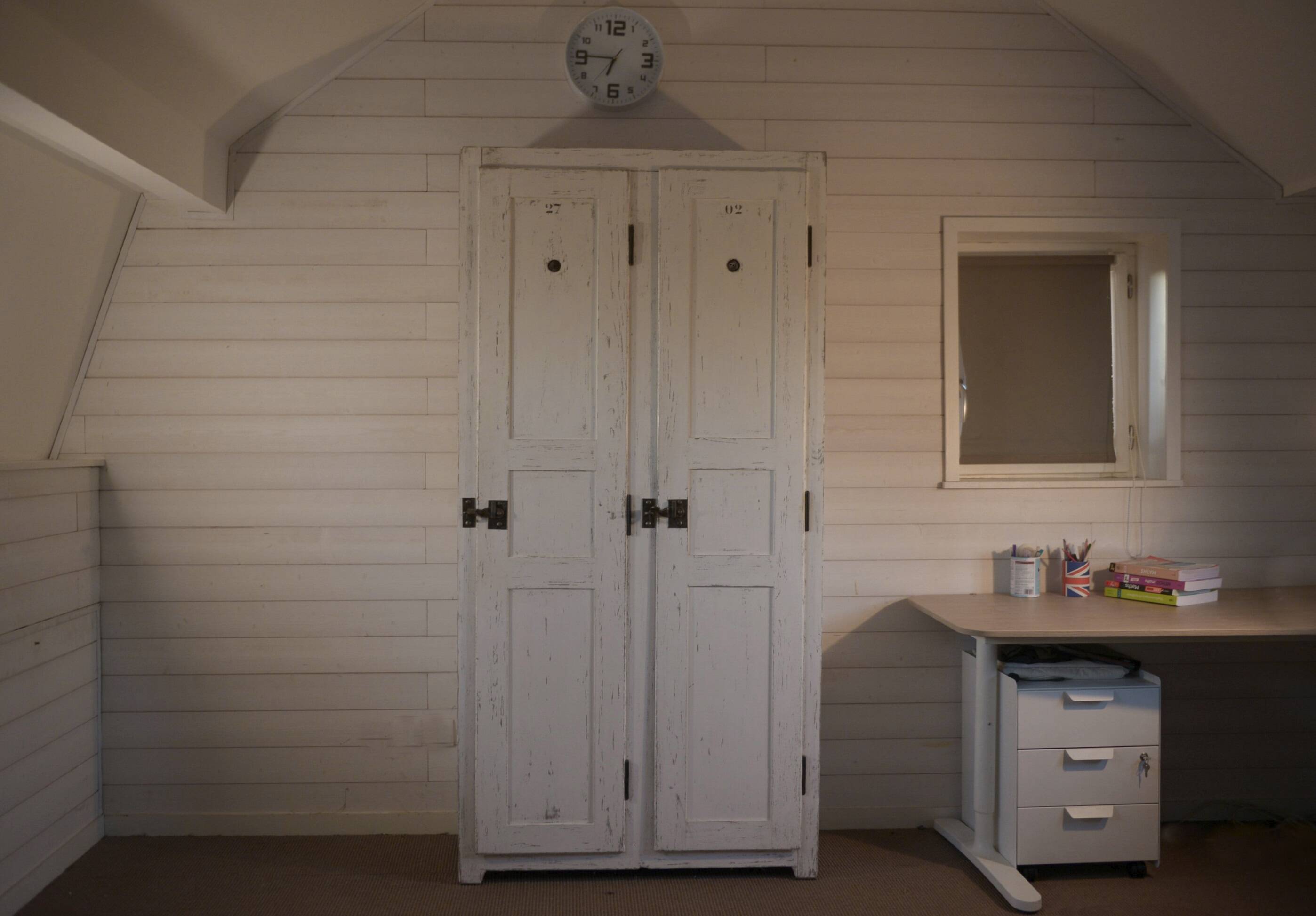 Armoire blanche en bois
