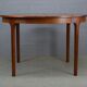 Table rondes et chaises en teck par Mcintosh