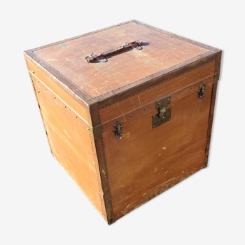 Wooden travel trunk covered with moleskine circa 1900