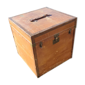 Wooden travel trunk covered with moleskine circa 1900