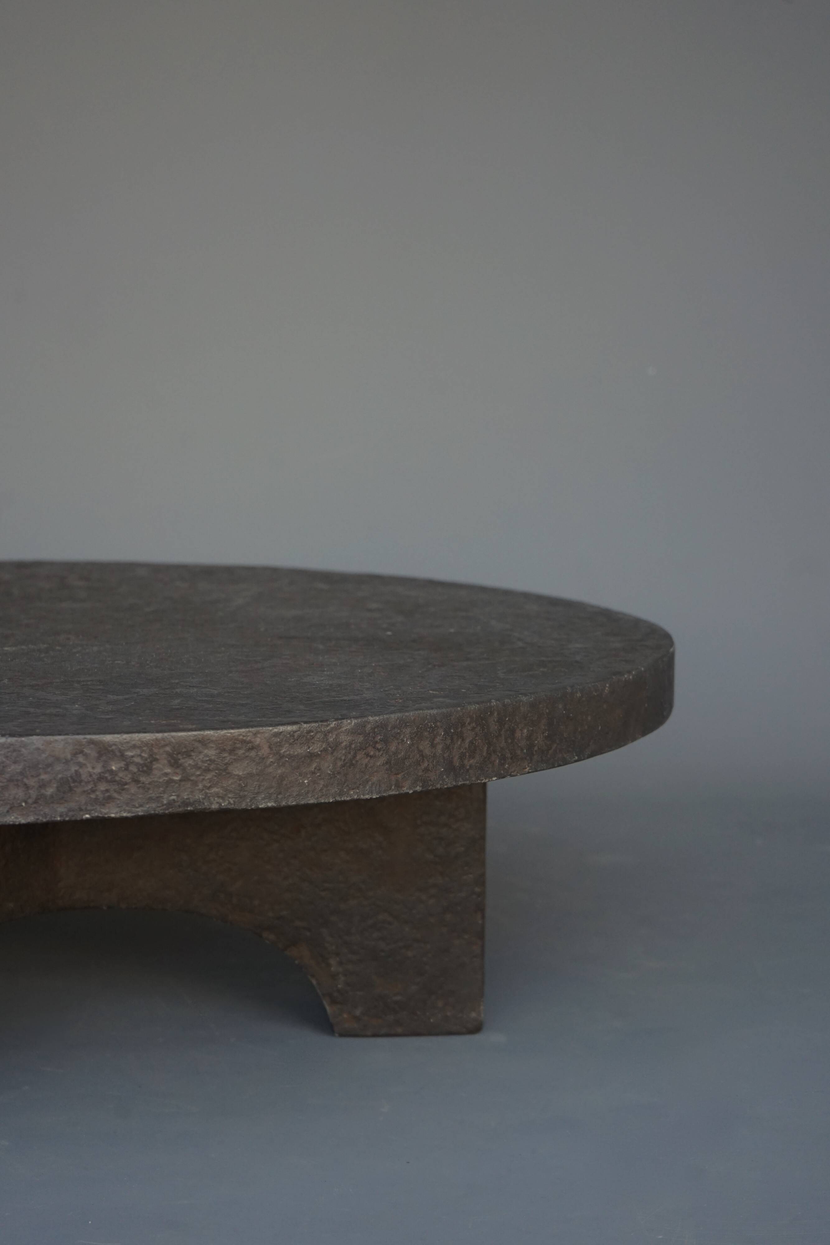 Table basse ronde brutaliste en résine, années 1970